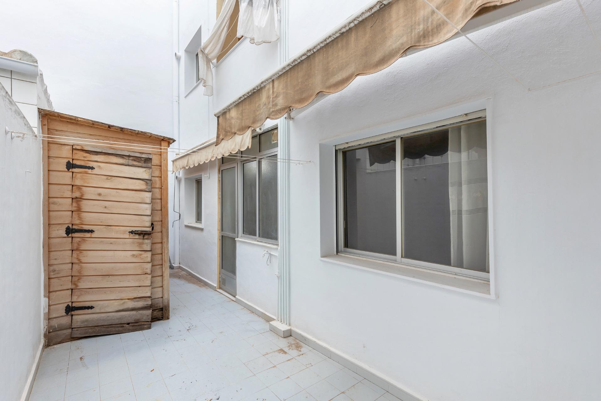 Byt orientovaný na jih, pouhých 500 metrů od Playa del Cura, Torrevieja.