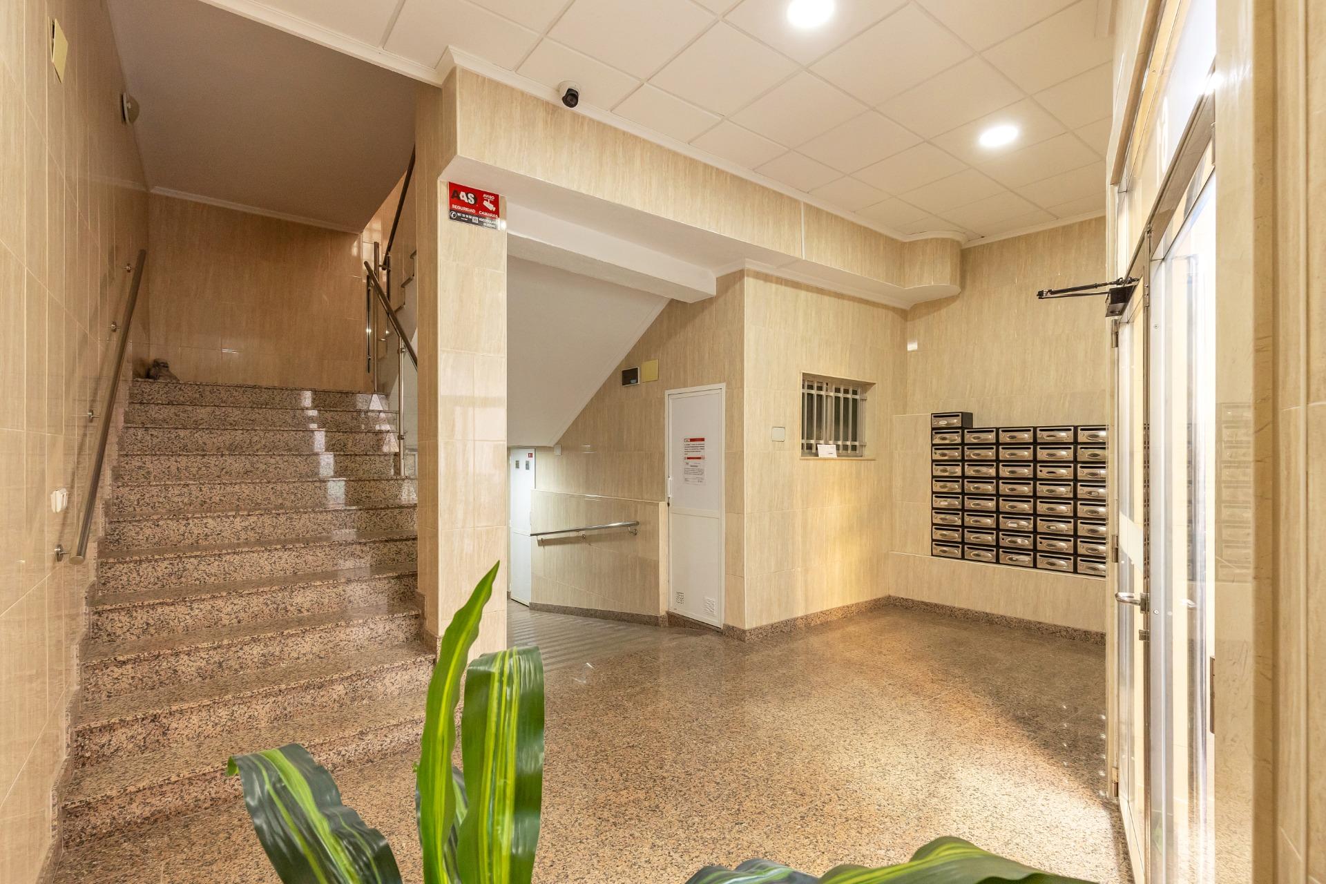 Byt orientovaný na jih, pouhých 500 metrů od Playa del Cura, Torrevieja.