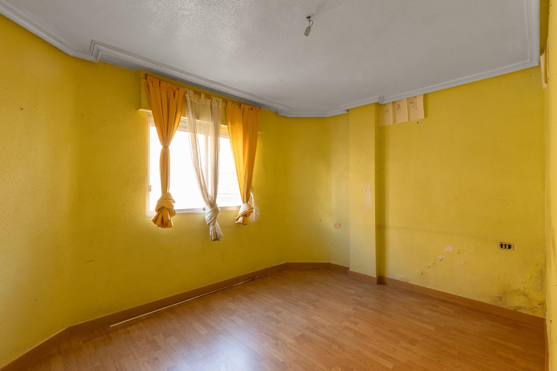 Byt orientovaný na jih, pouhých 500 metrů od Playa del Cura, Torrevieja.