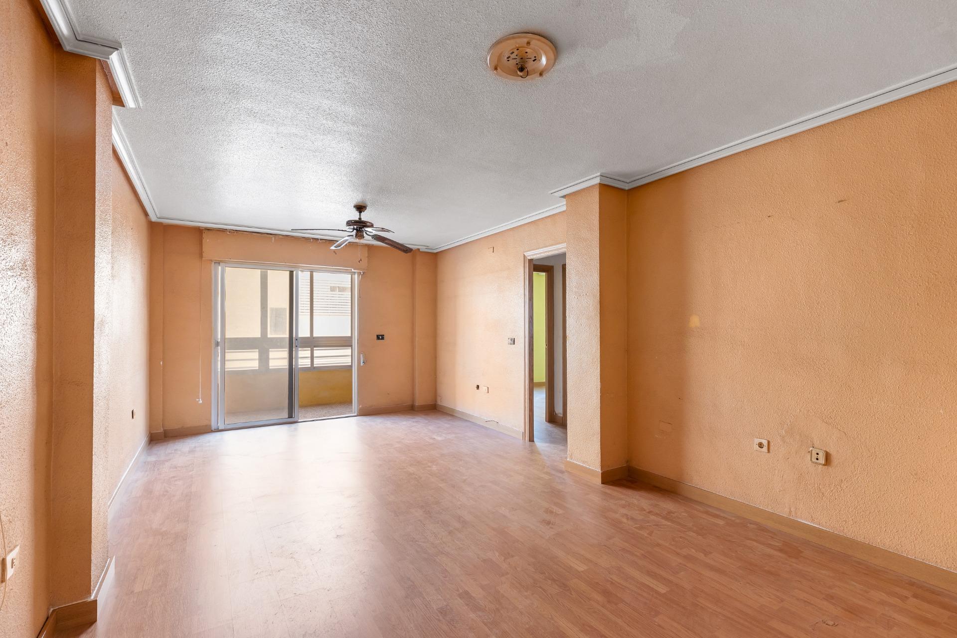 Byt orientovaný na jih, pouhých 500 metrů od Playa del Cura, Torrevieja.