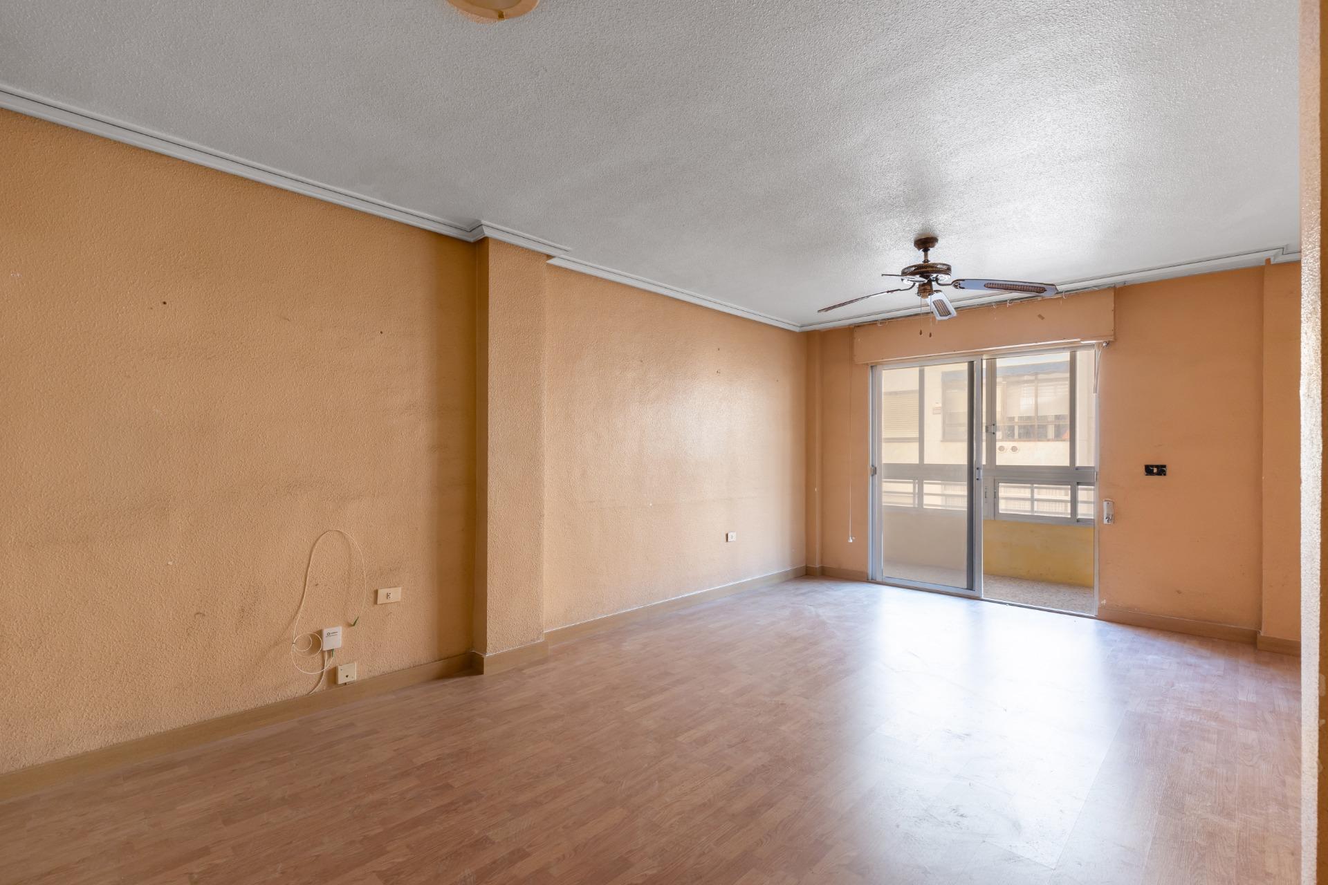 Byt orientovaný na jih, pouhých 500 metrů od Playa del Cura, Torrevieja.