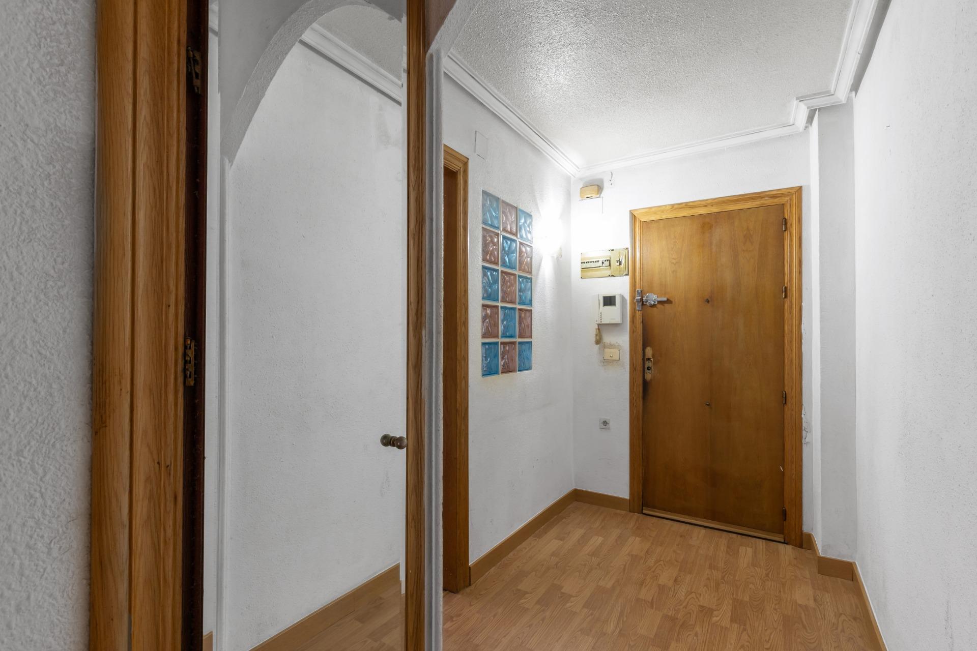 Byt orientovaný na jih, pouhých 500 metrů od Playa del Cura, Torrevieja.