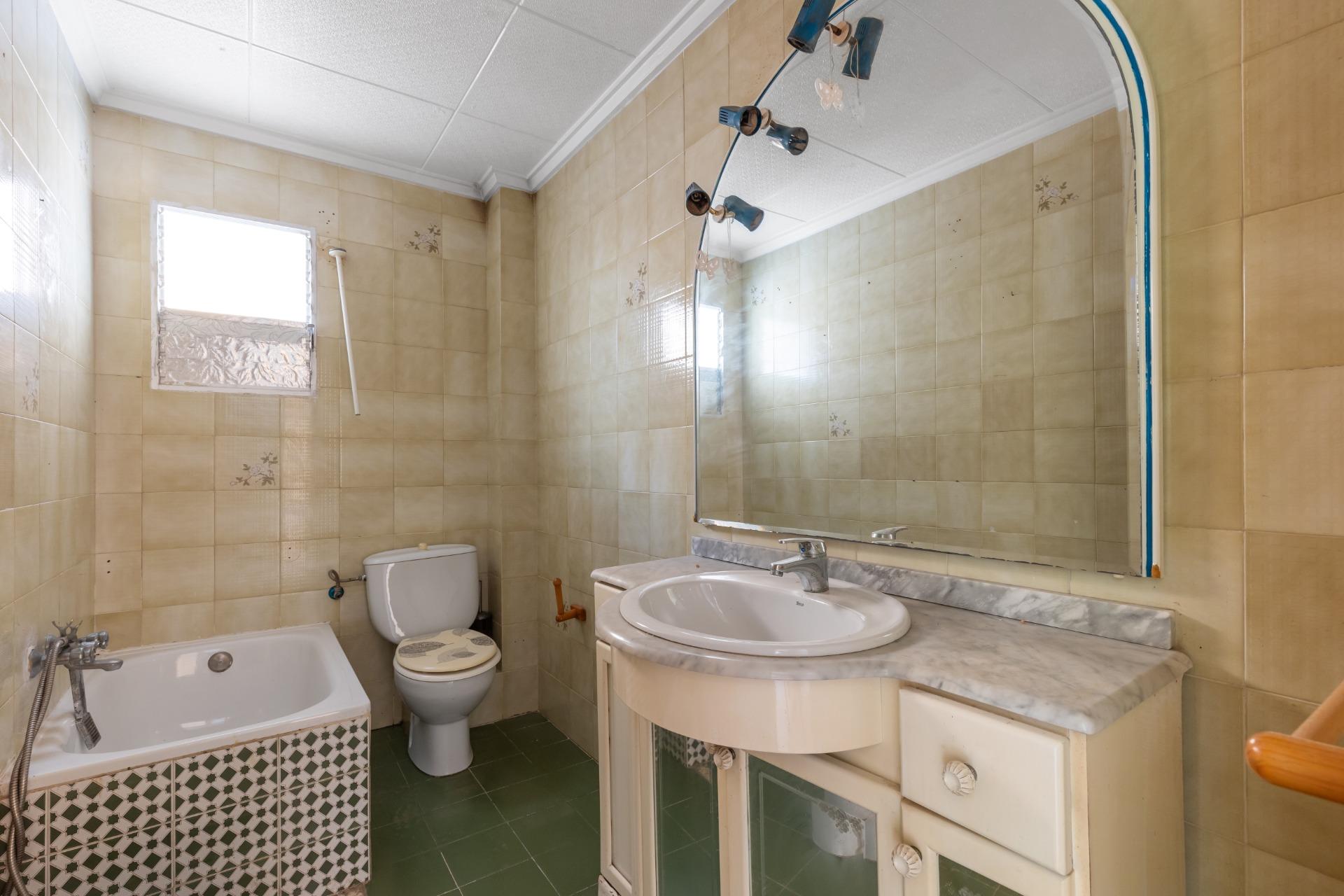 Byt orientovaný na jih, pouhých 500 metrů od Playa del Cura, Torrevieja.