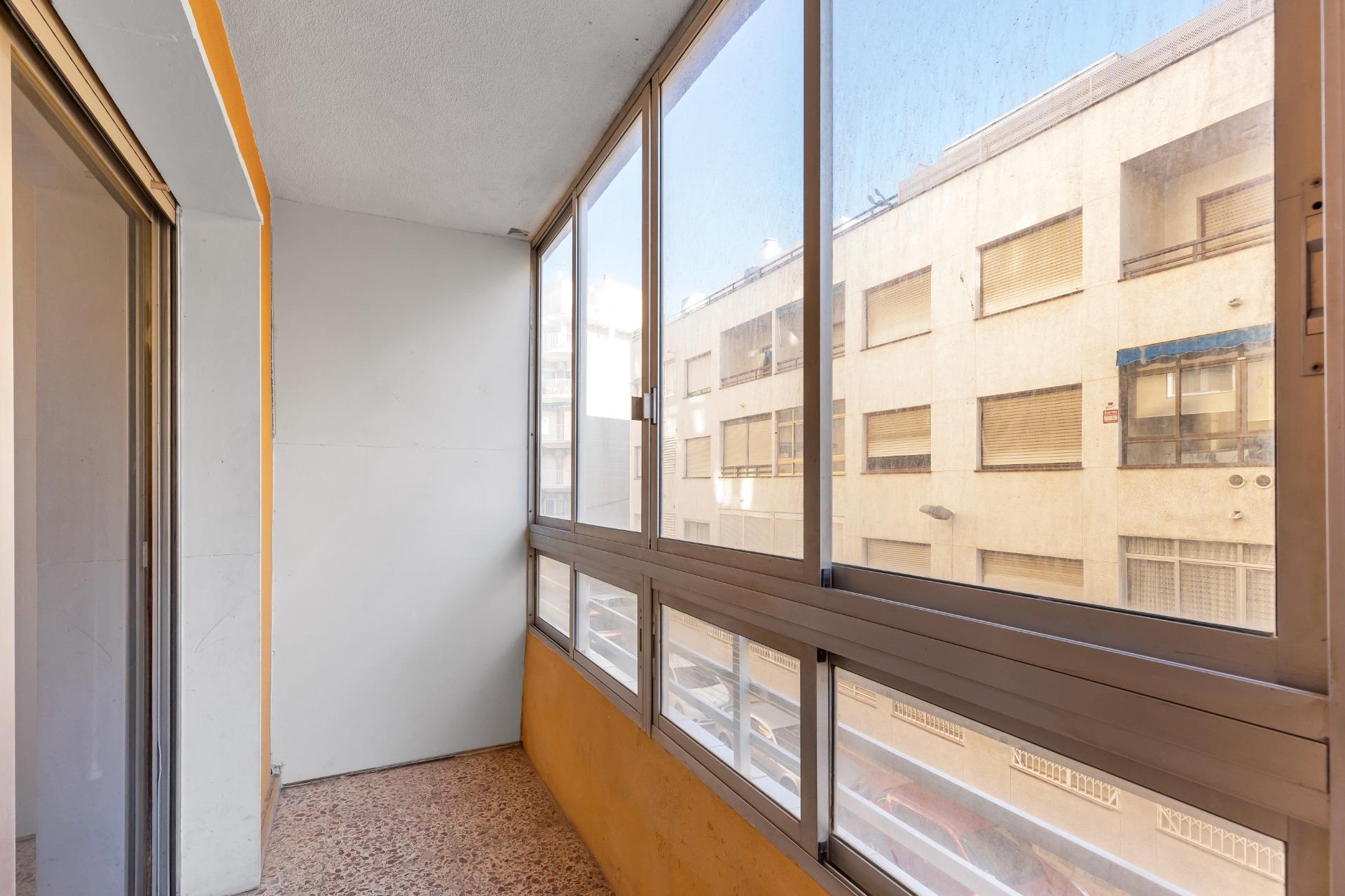 Byt orientovaný na jih, pouhých 500 metrů od Playa del Cura, Torrevieja.