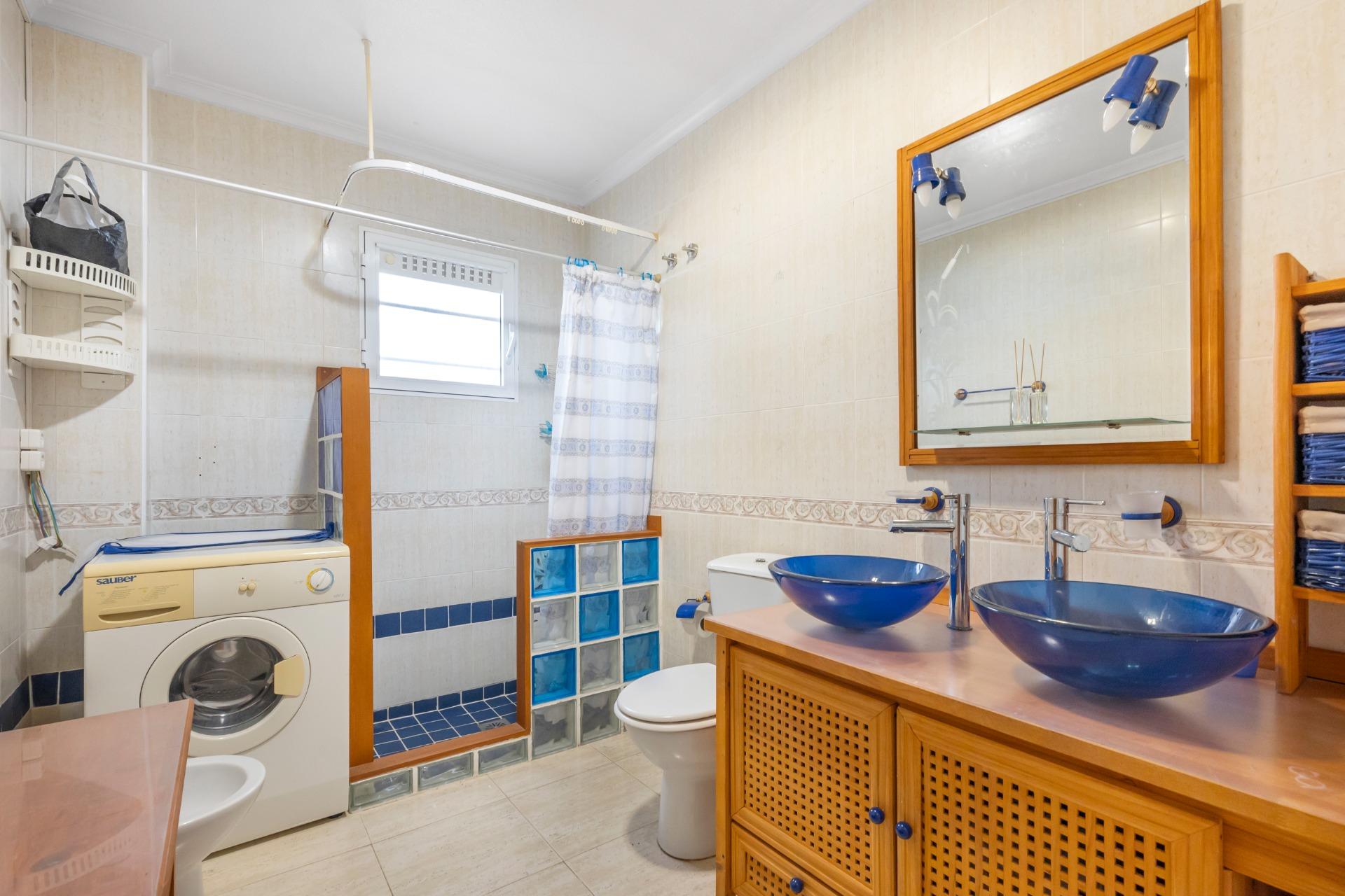 Objevte tento okouzlující přízemní bungalov s velkou zahradou, který se nachází v jedné z nejvýhodnějších oblastí Orihuela Costa!