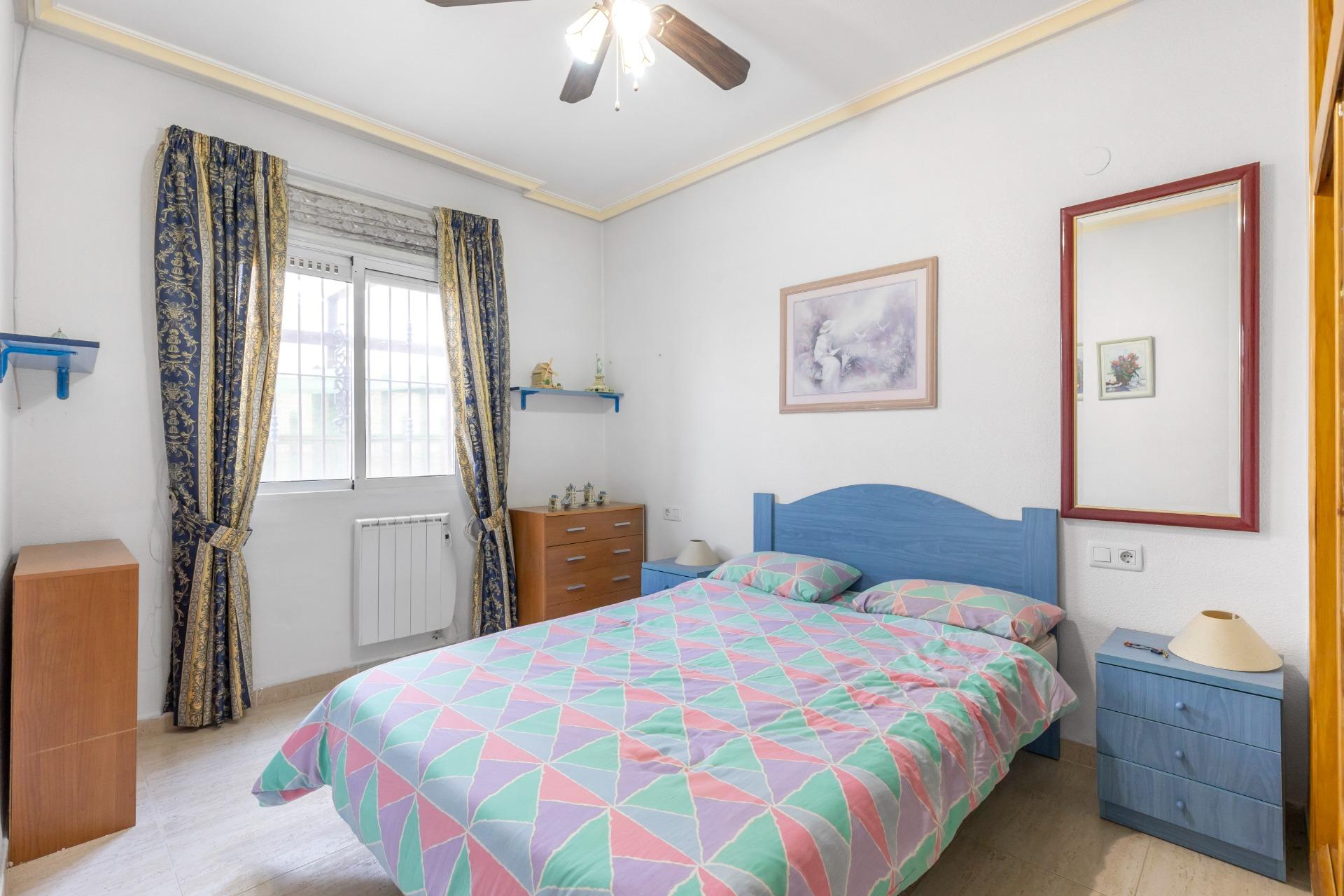 Objevte tento okouzlující přízemní bungalov s velkou zahradou, který se nachází v jedné z nejvýhodnějších oblastí Orihuela Costa!