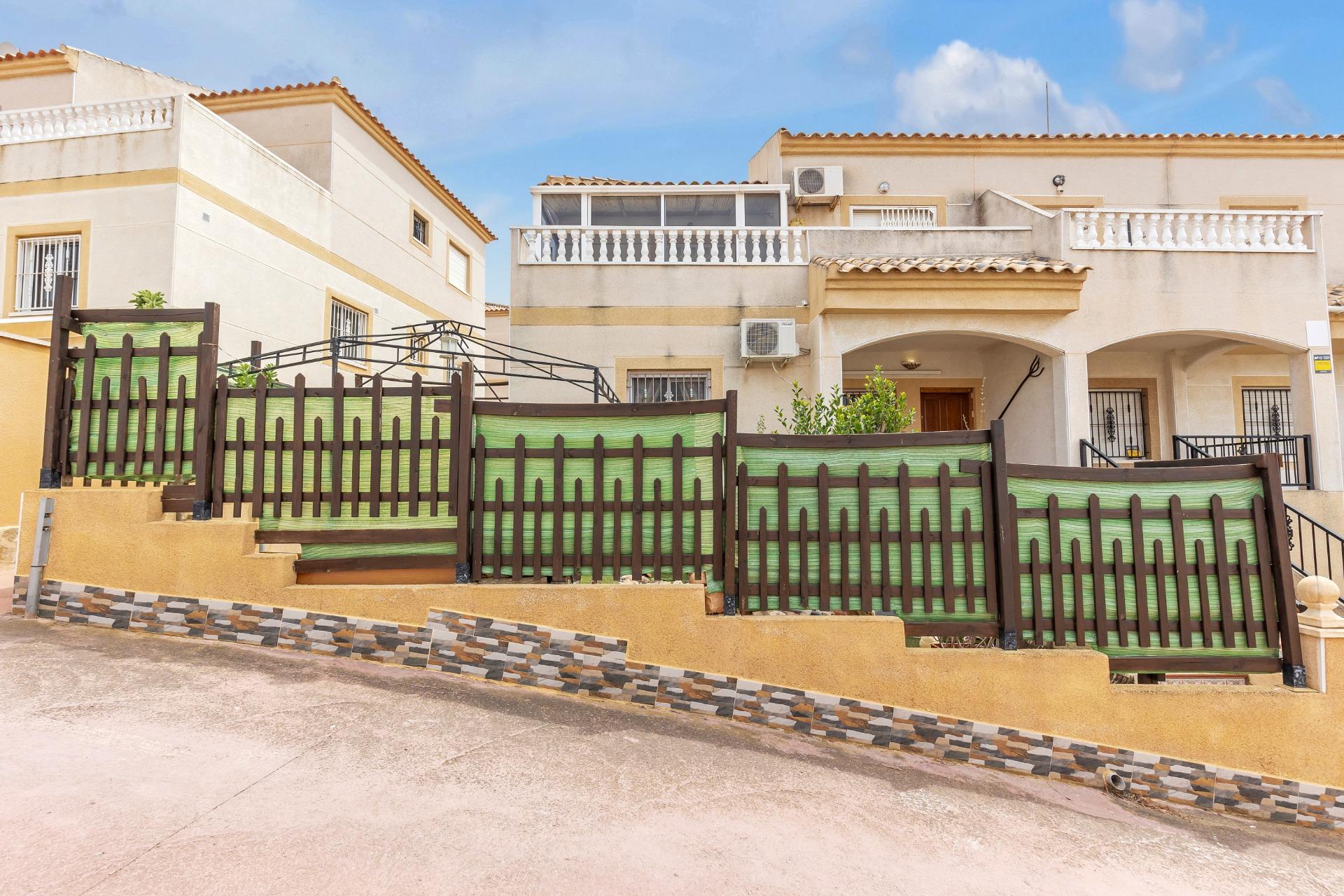 Objevte tento okouzlující přízemní bungalov s velkou zahradou, který se nachází v jedné z nejvýhodnějších oblastí Orihuela Costa!