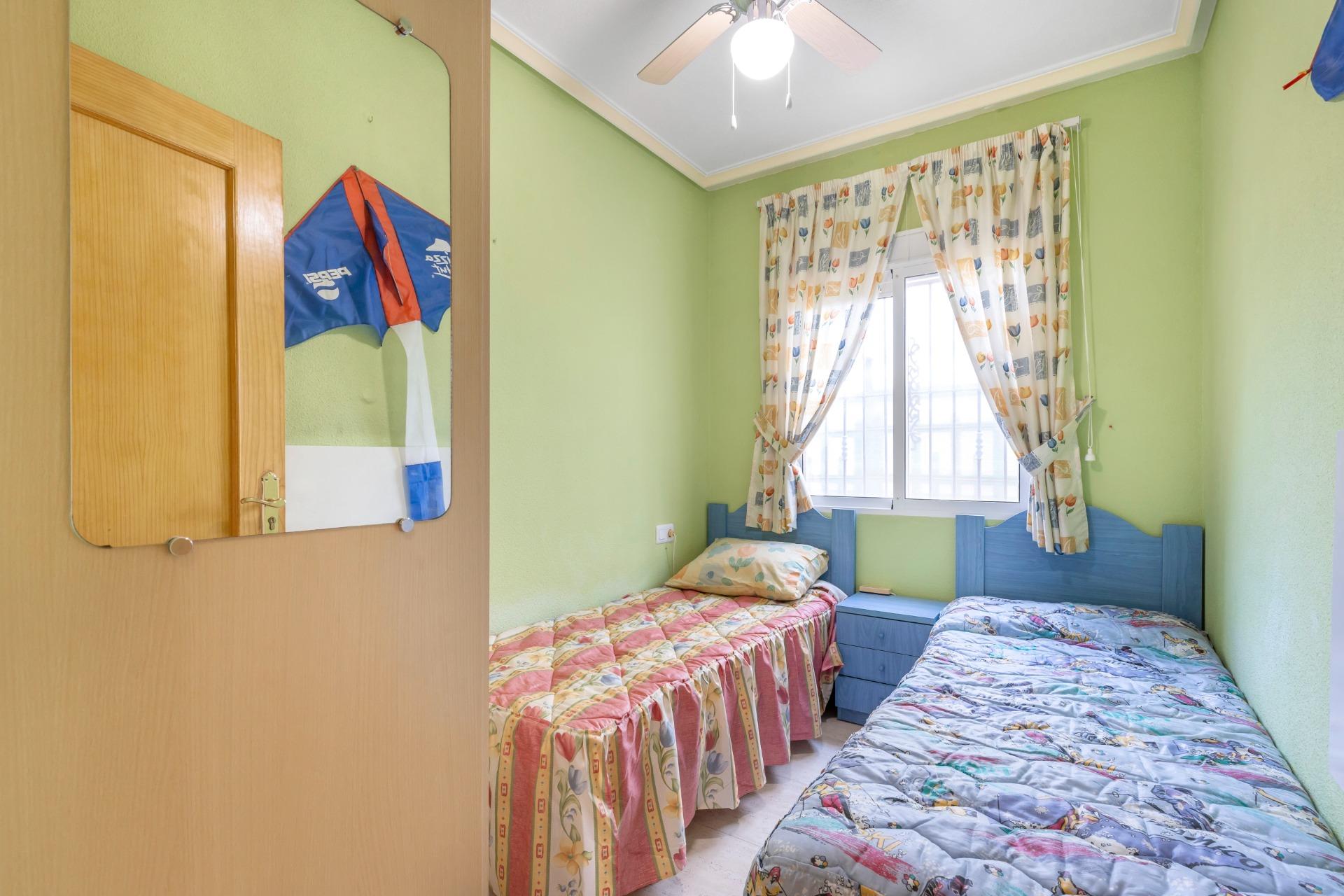 Objevte tento okouzlující přízemní bungalov s velkou zahradou, který se nachází v jedné z nejvýhodnějších oblastí Orihuela Costa!