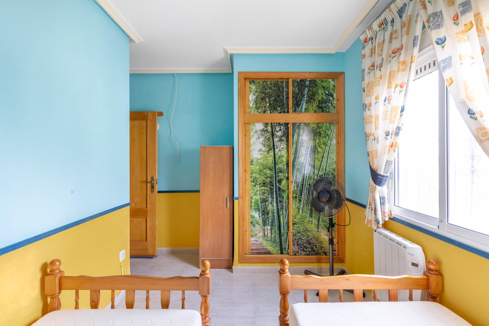 Objevte tento okouzlující přízemní bungalov s velkou zahradou, který se nachází v jedné z nejvýhodnějších oblastí Orihuela Costa!