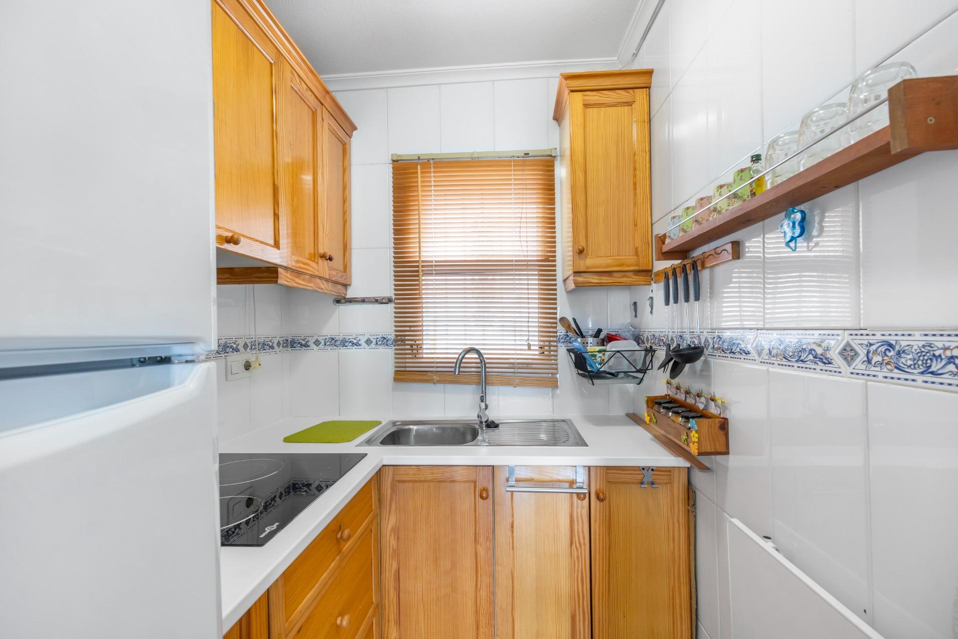 Objevte tento okouzlující přízemní bungalov s velkou zahradou, který se nachází v jedné z nejvýhodnějších oblastí Orihuela Costa!