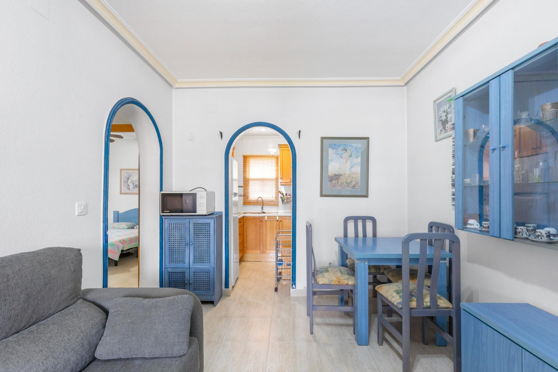 Objevte tento okouzlující přízemní bungalov s velkou zahradou, který se nachází v jedné z nejvýhodnějších oblastí Orihuela Costa!