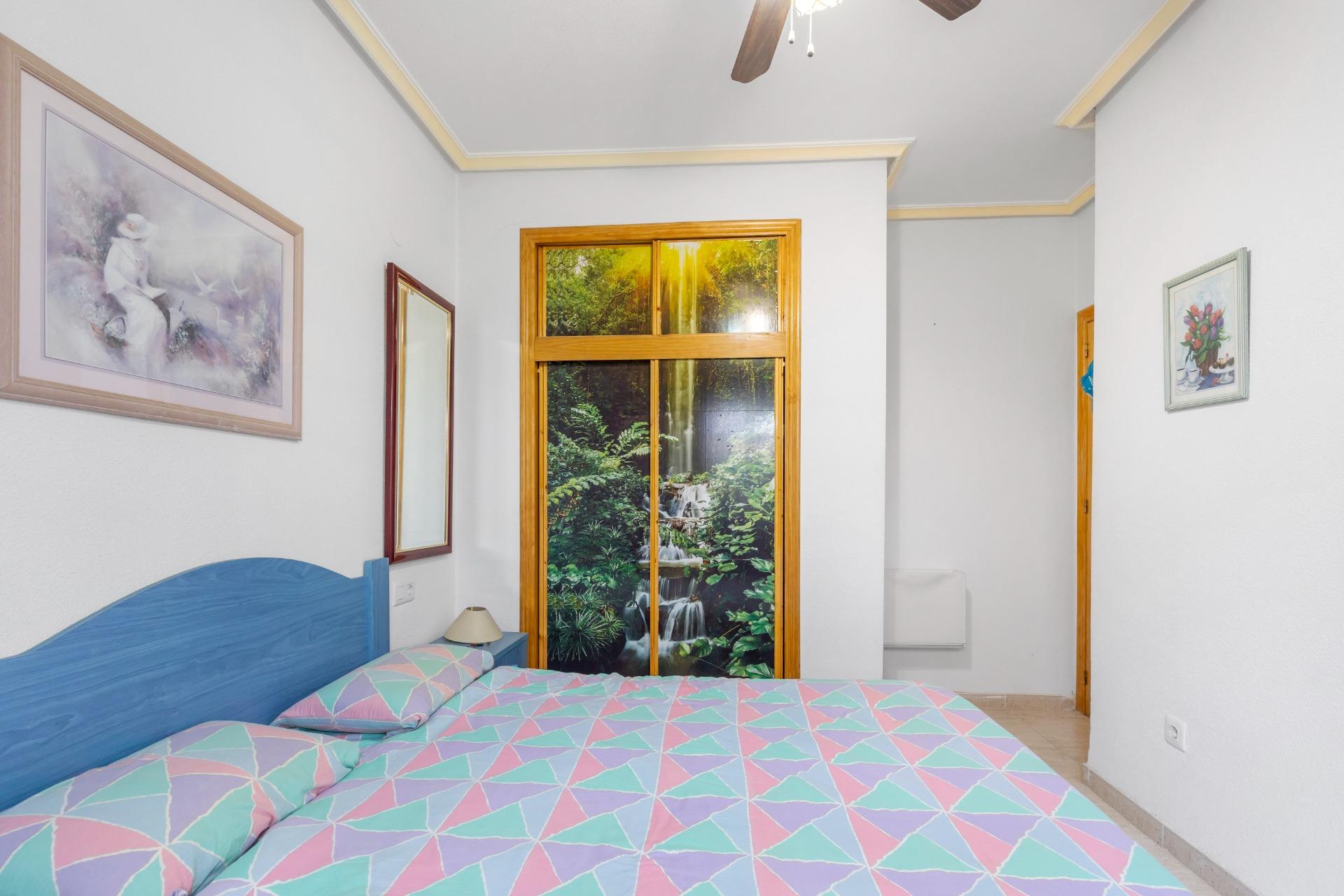 Objevte tento okouzlující přízemní bungalov s velkou zahradou, který se nachází v jedné z nejvýhodnějších oblastí Orihuela Costa!