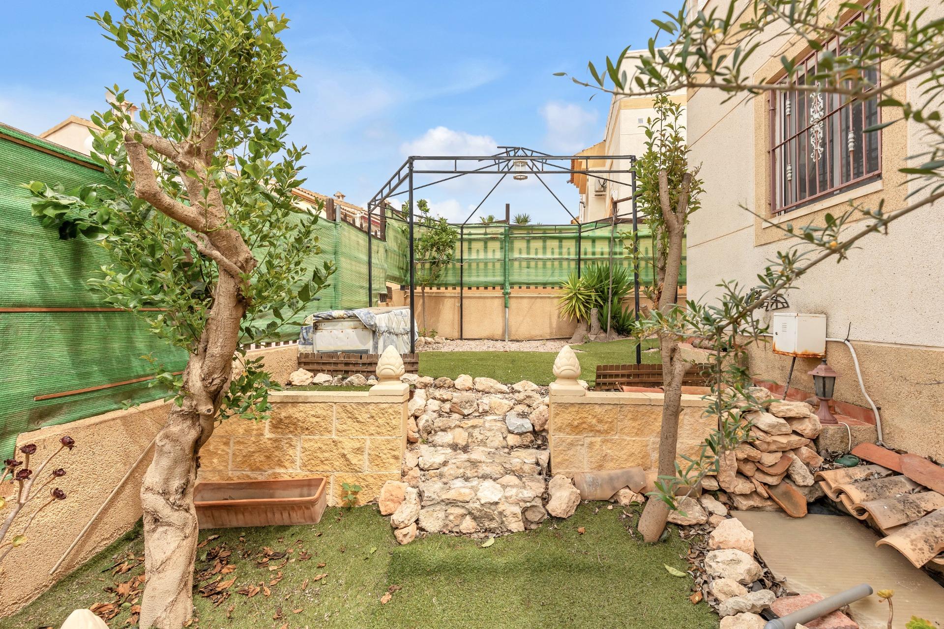 Objevte tento okouzlující přízemní bungalov s velkou zahradou, který se nachází v jedné z nejvýhodnějších oblastí Orihuela Costa!