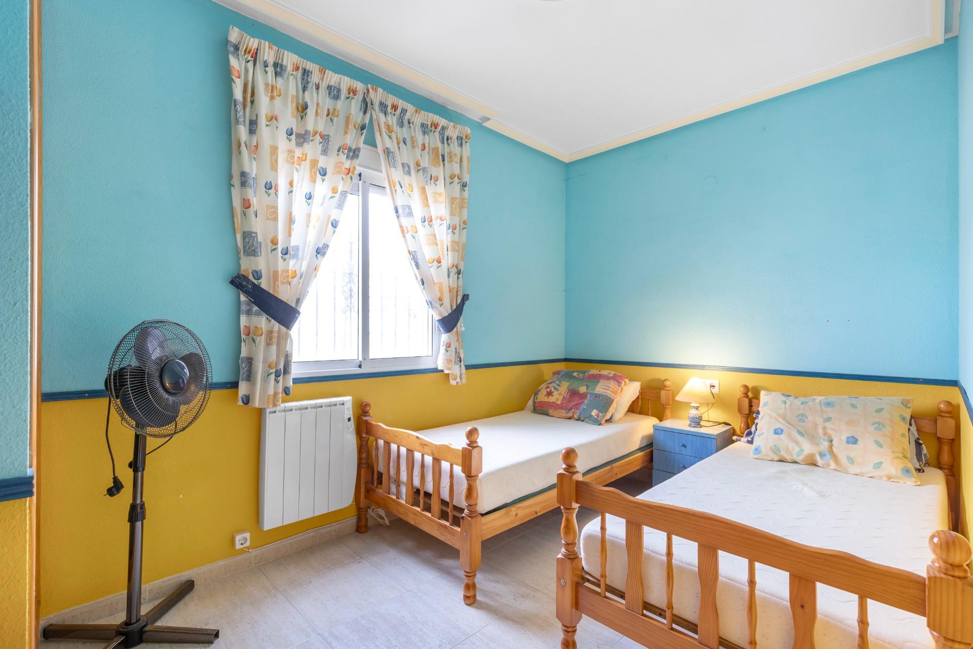 Objevte tento okouzlující přízemní bungalov s velkou zahradou, který se nachází v jedné z nejvýhodnějších oblastí Orihuela Costa!