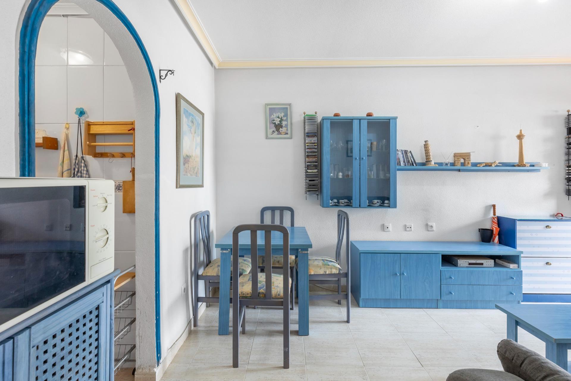 Objevte tento okouzlující přízemní bungalov s velkou zahradou, který se nachází v jedné z nejvýhodnějších oblastí Orihuela Costa!