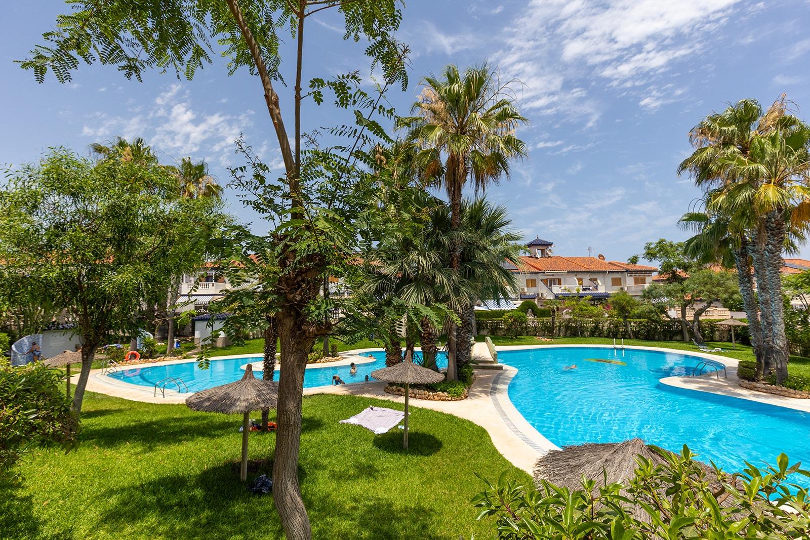 Krásný, plně zařízený polořadový bungalov k prodeji