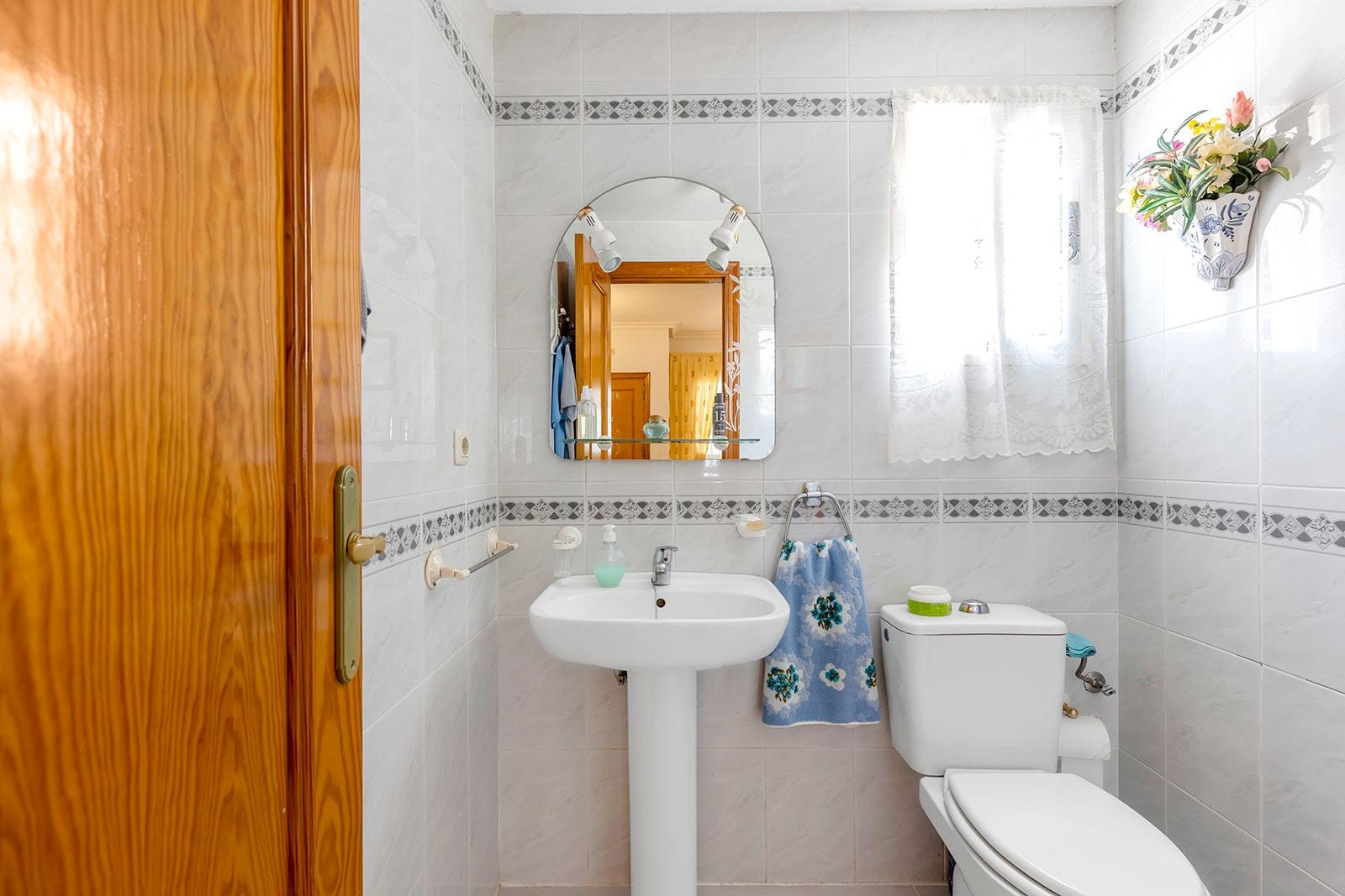 Krásný, plně zařízený polořadový bungalov k prodeji