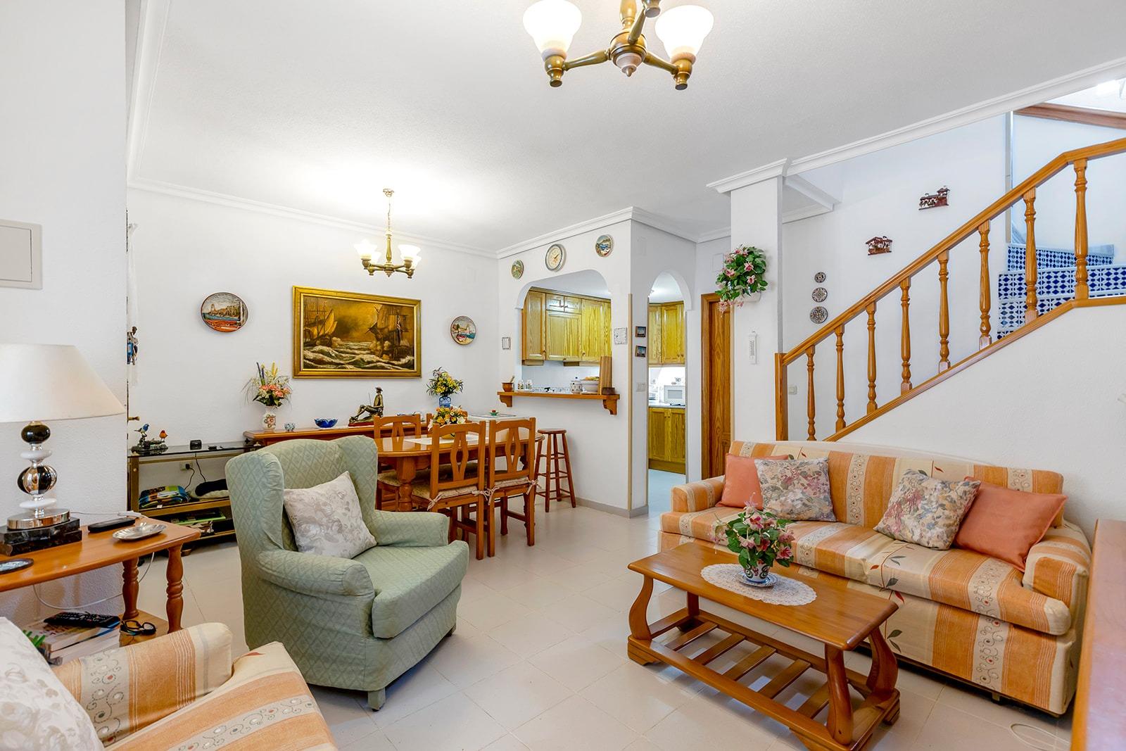 Krásný, plně zařízený polořadový bungalov k prodeji