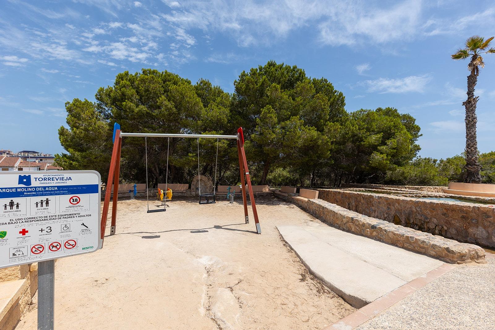 Krásný, plně zařízený polořadový bungalov k prodeji