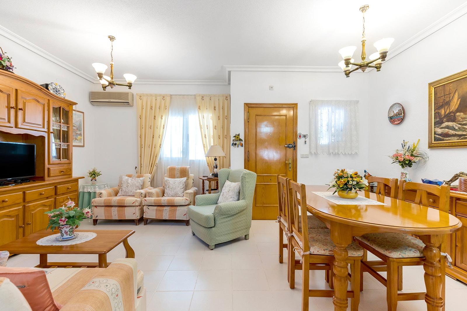 Krásný, plně zařízený polořadový bungalov k prodeji