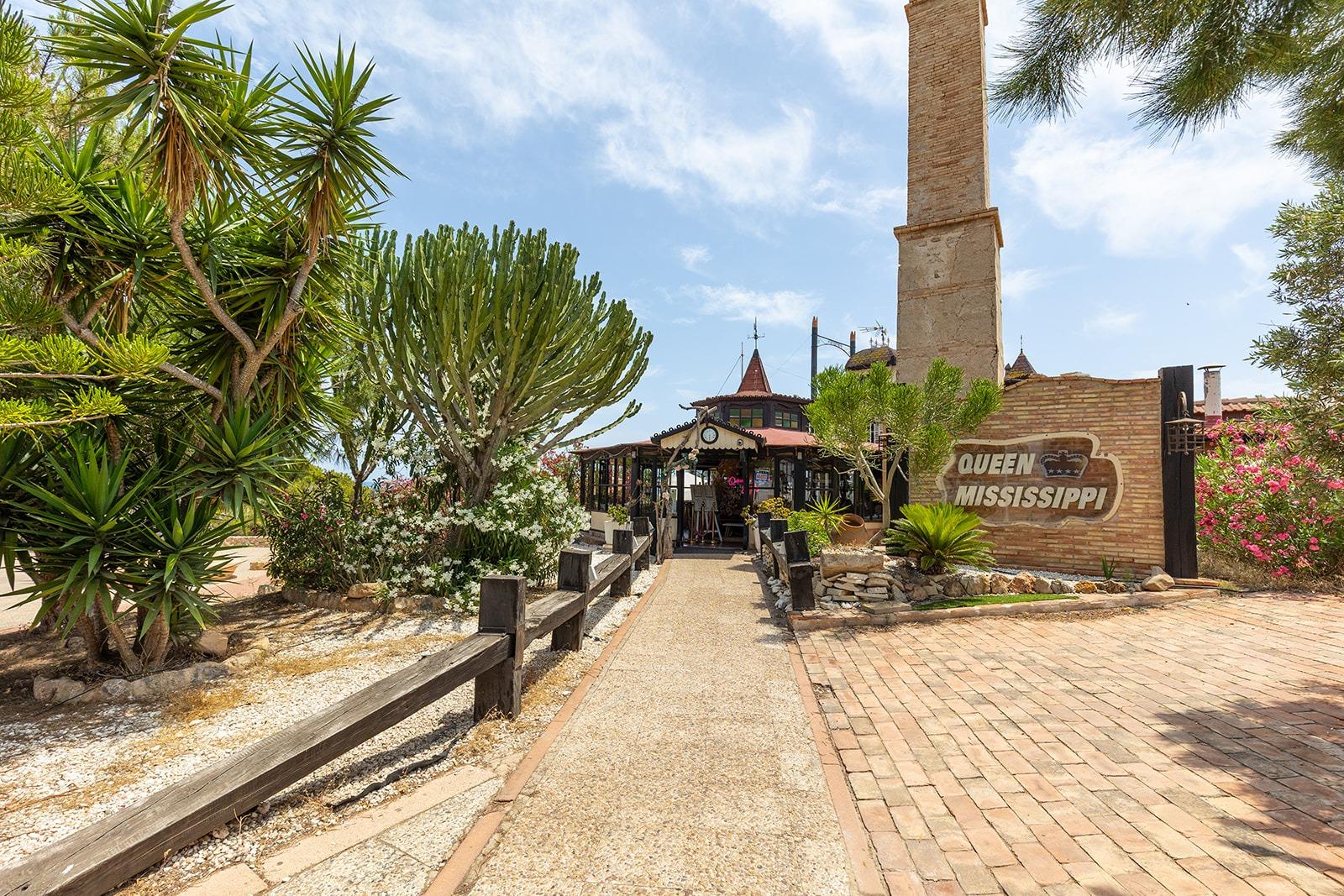 Krásný, plně zařízený polořadový bungalov k prodeji