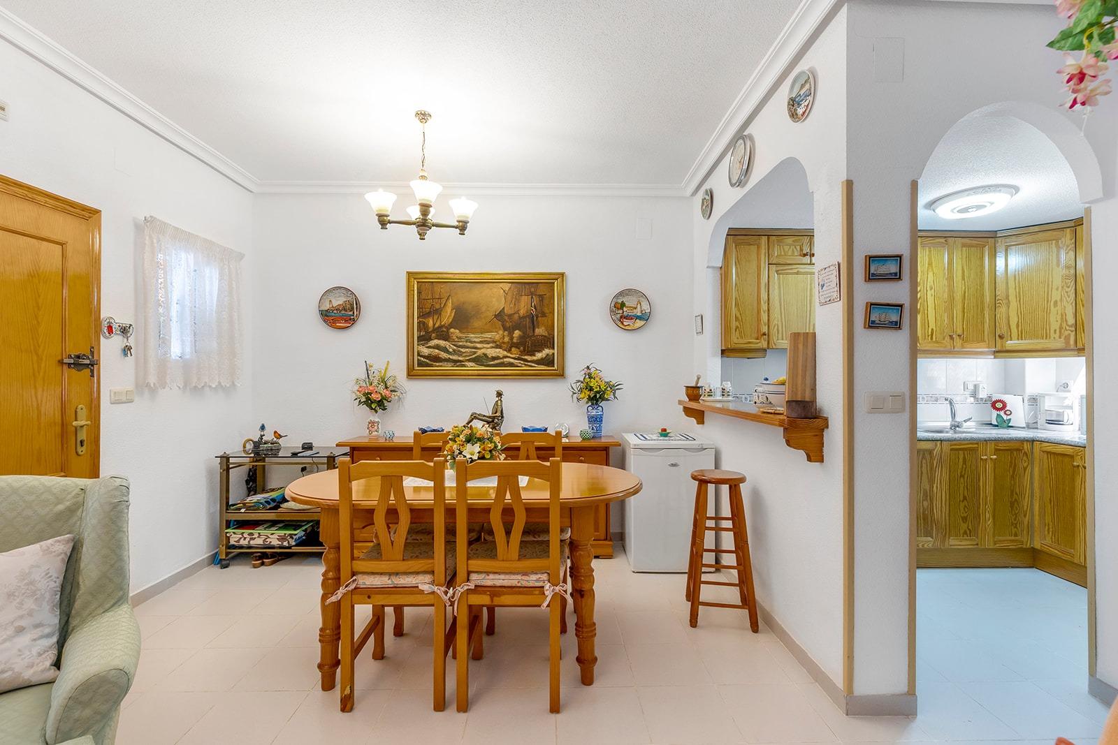 Krásný, plně zařízený polořadový bungalov k prodeji