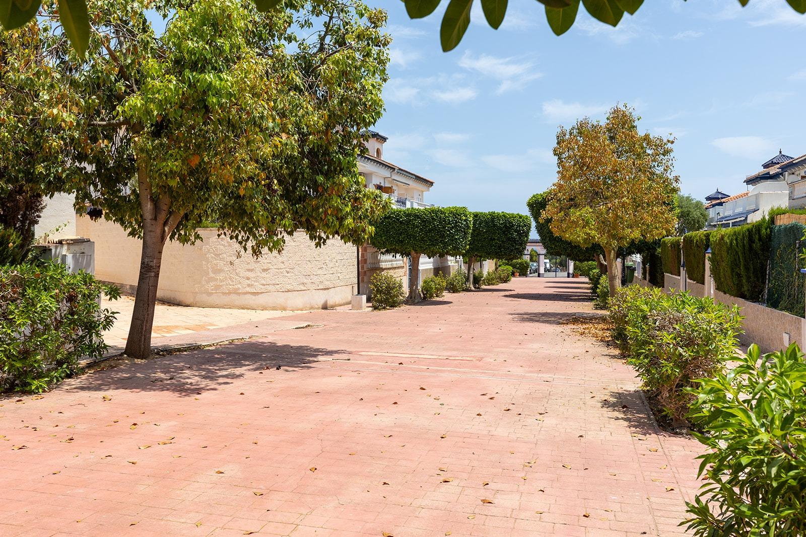 Krásný, plně zařízený polořadový bungalov k prodeji