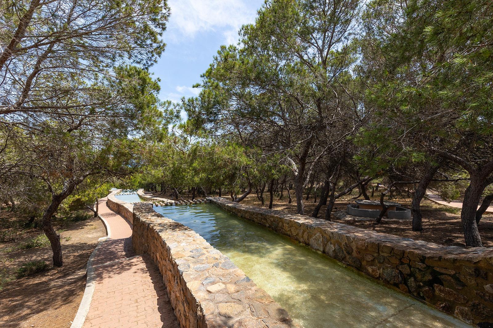 Krásný, plně zařízený polořadový bungalov k prodeji