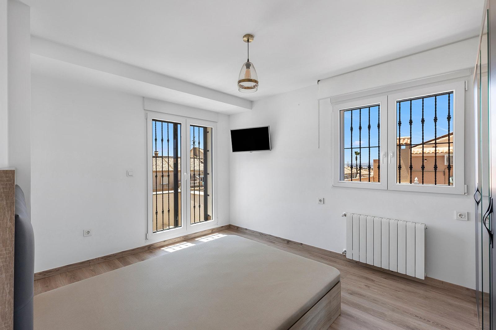 Jedinečná příležitost! Prožijte svůj sen v této luxusní vile v prestižní urbanizaci AGUAS NUEVAS v Torrevieji.