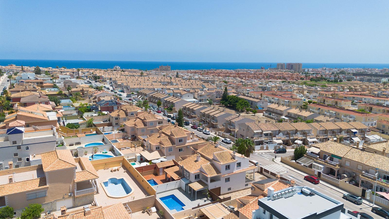 Jedinečná příležitost! Prožijte svůj sen v této luxusní vile v prestižní urbanizaci AGUAS NUEVAS v Torrevieji.