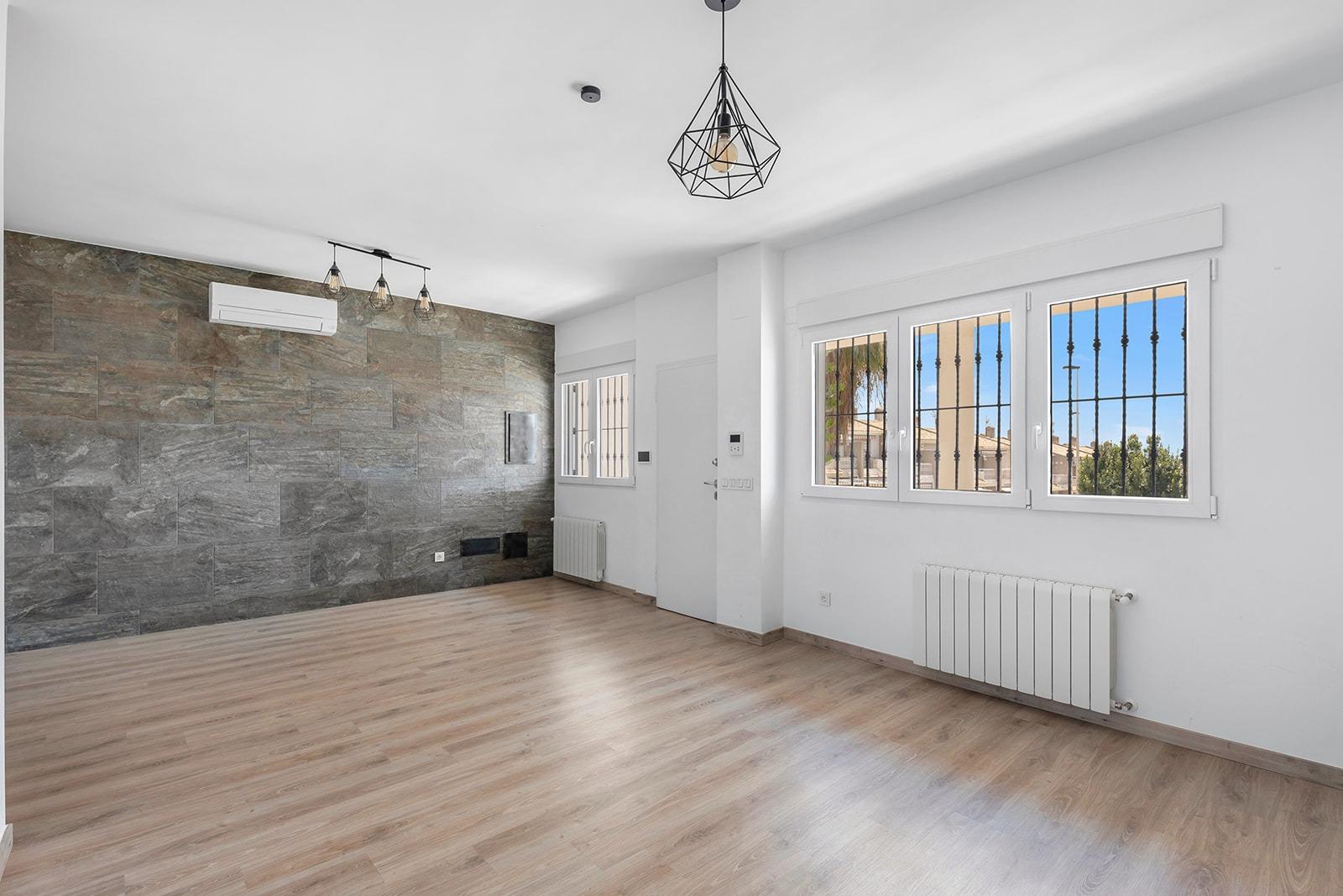 Jedinečná příležitost! Prožijte svůj sen v této luxusní vile v prestižní urbanizaci AGUAS NUEVAS v Torrevieji.