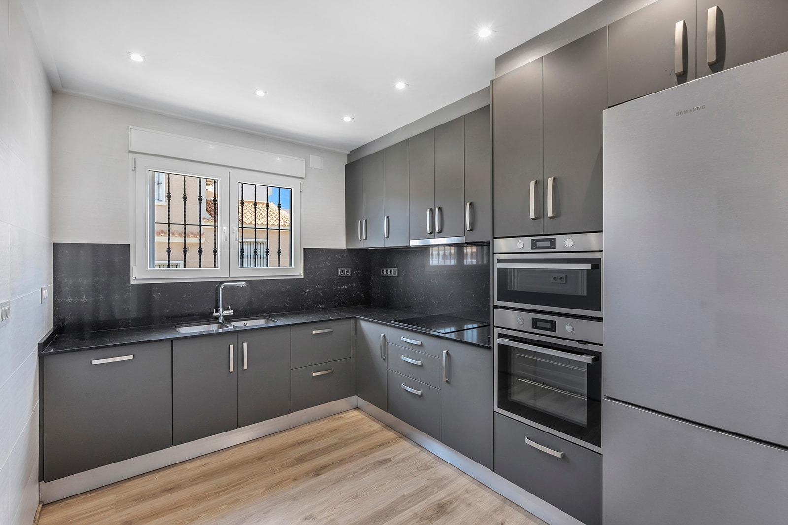 Jedinečná příležitost! Prožijte svůj sen v této luxusní vile v prestižní urbanizaci AGUAS NUEVAS v Torrevieji.