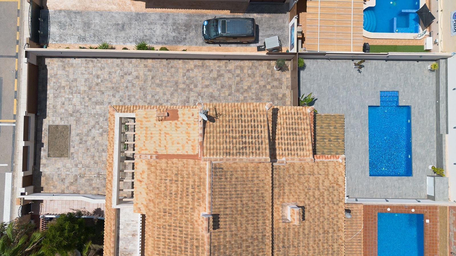 Jedinečná příležitost! Prožijte svůj sen v této luxusní vile v prestižní urbanizaci AGUAS NUEVAS v Torrevieji.