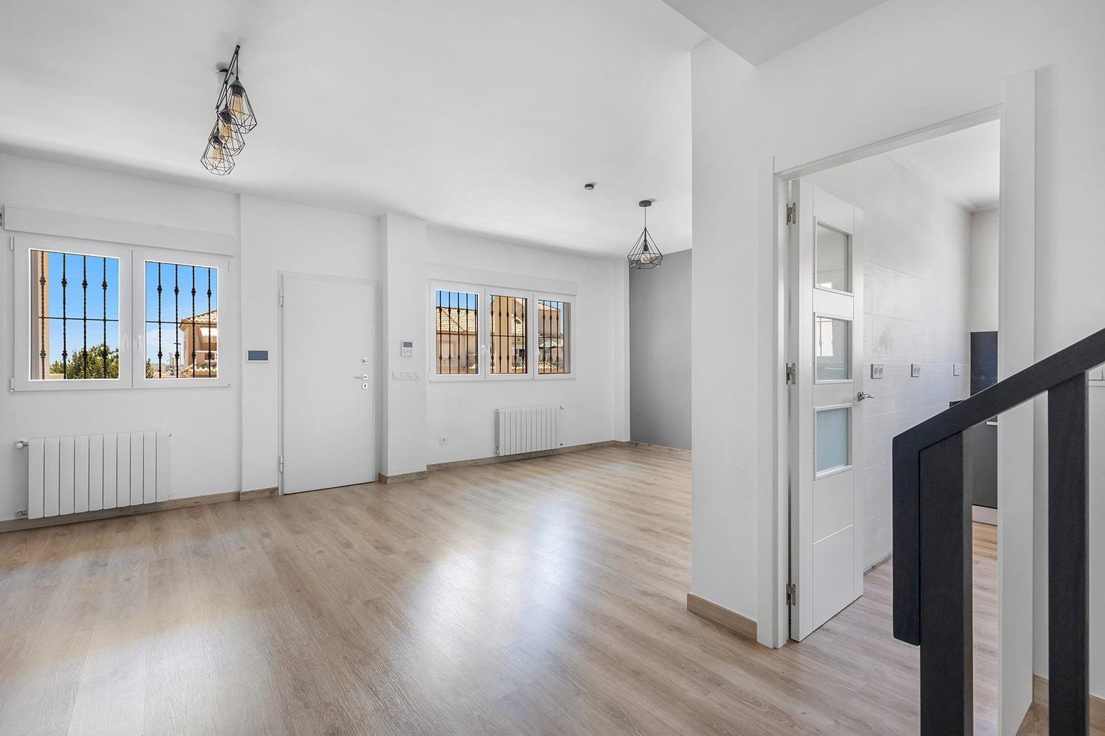 Jedinečná příležitost! Prožijte svůj sen v této luxusní vile v prestižní urbanizaci AGUAS NUEVAS v Torrevieji.