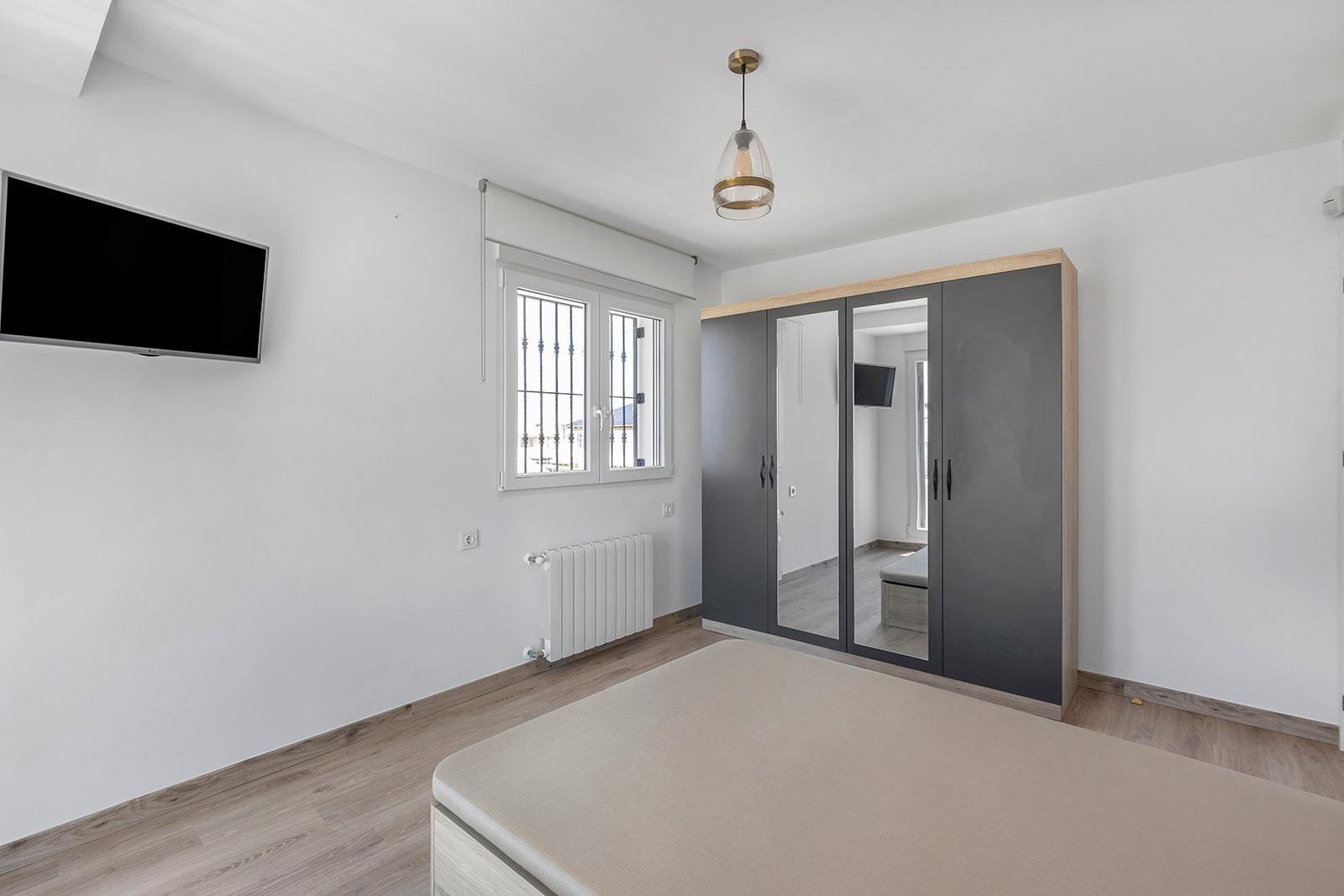 Jedinečná příležitost! Prožijte svůj sen v této luxusní vile v prestižní urbanizaci AGUAS NUEVAS v Torrevieji.