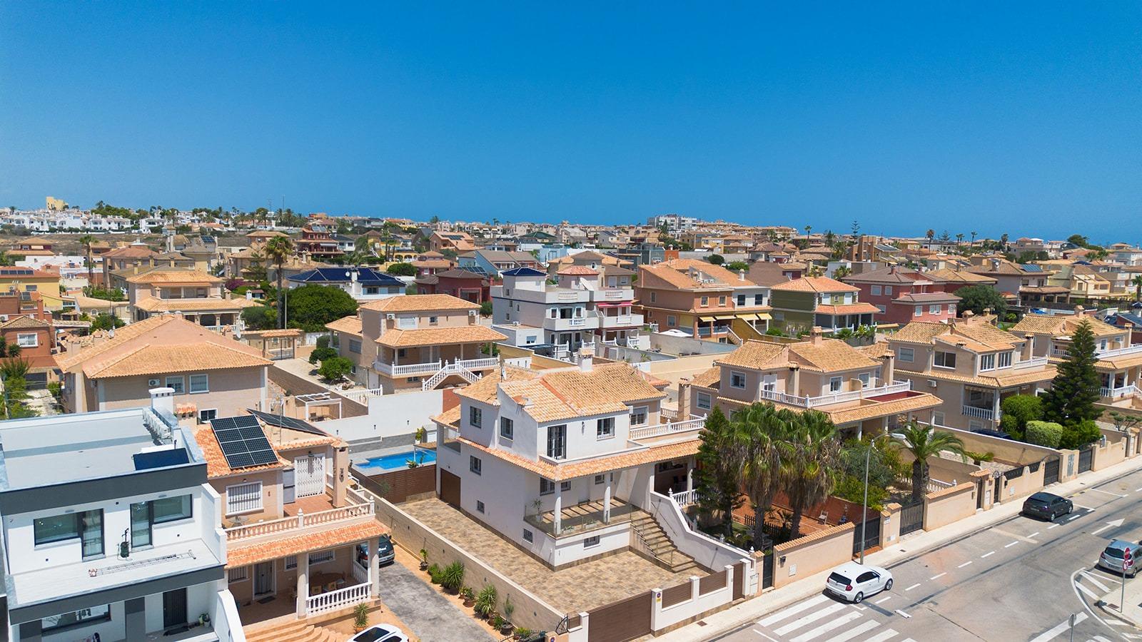 Jedinečná příležitost! Prožijte svůj sen v této luxusní vile v prestižní urbanizaci AGUAS NUEVAS v Torrevieji.