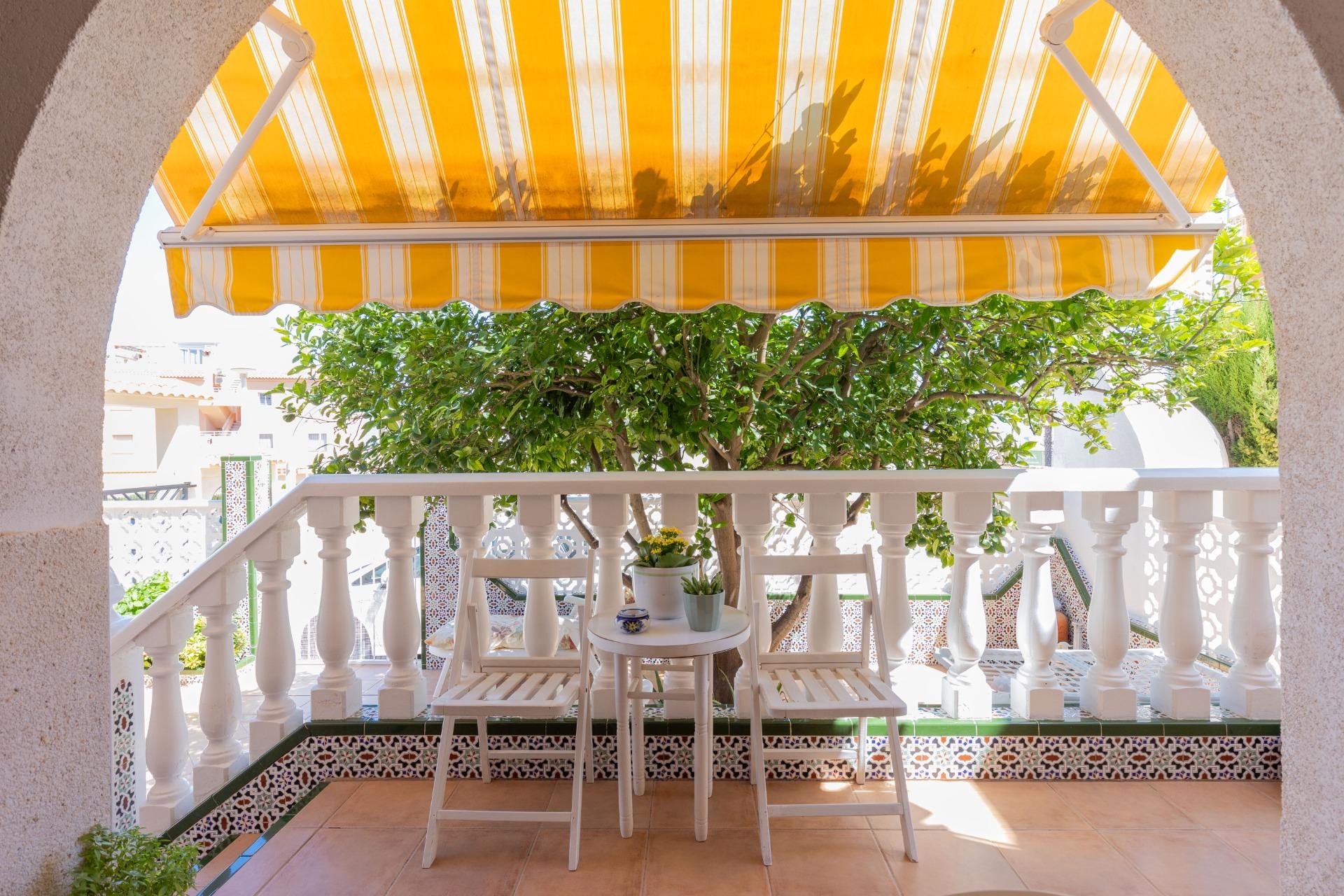 Objevte tuto okouzlující rodinnou vilu nacházející se v oblasti Torreblanca v Torrevieji.