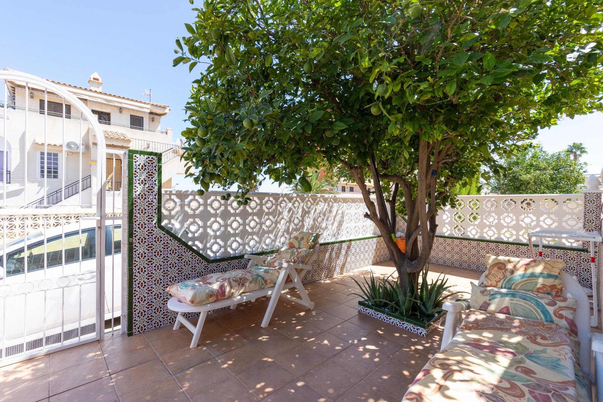 Objevte tuto okouzlující rodinnou vilu nacházející se v oblasti Torreblanca v Torrevieji.