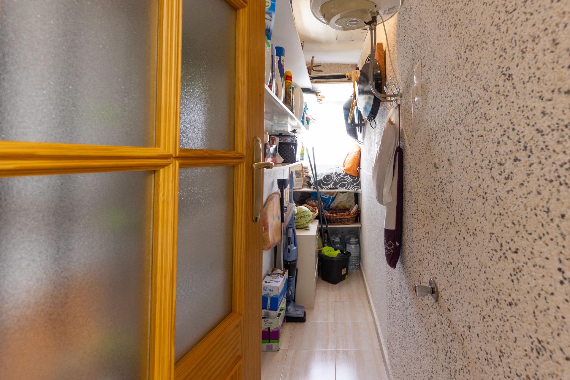 Objevte tuto okouzlující rodinnou vilu nacházející se v oblasti Torreblanca v Torrevieji.