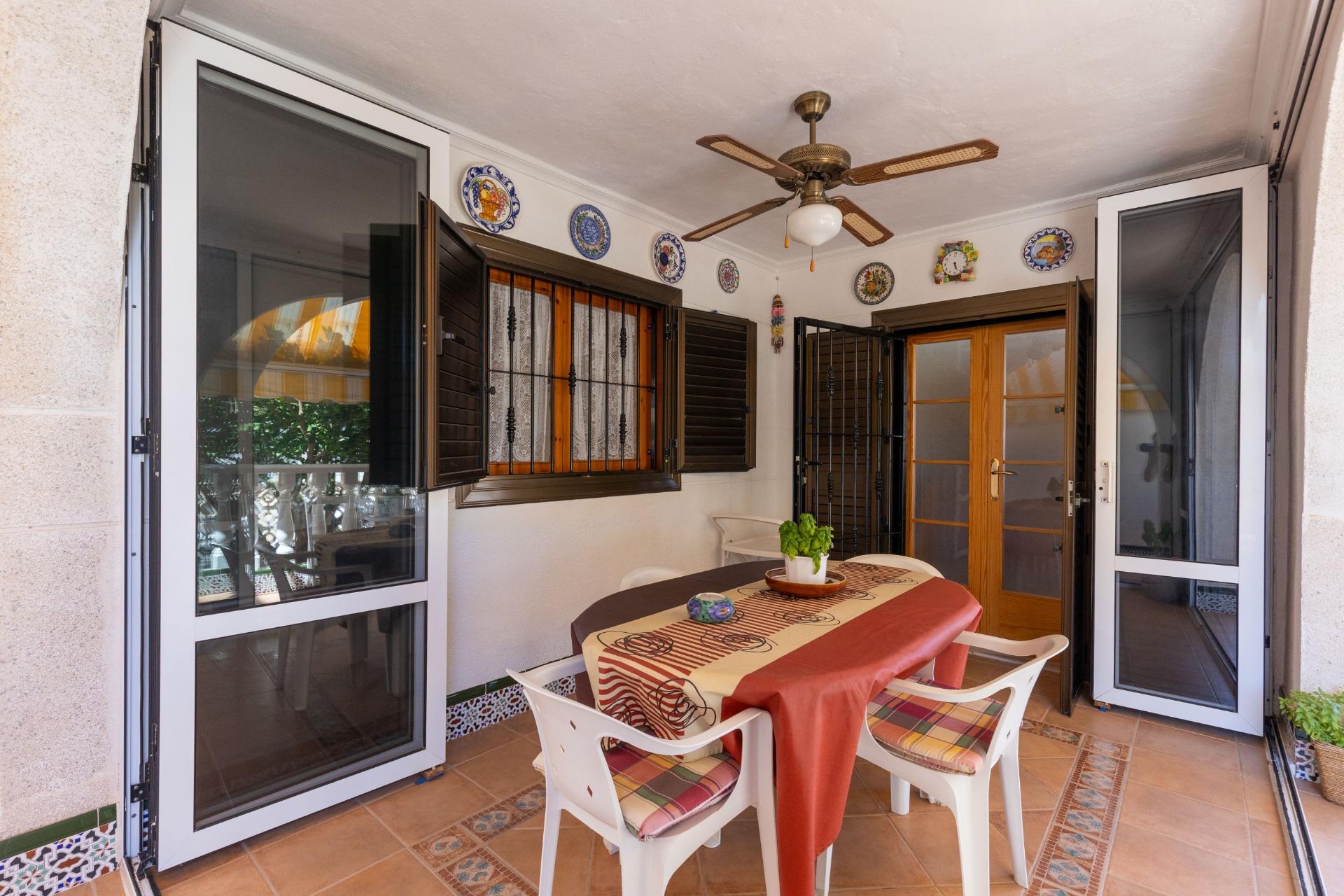 Objevte tuto okouzlující rodinnou vilu nacházející se v oblasti Torreblanca v Torrevieji.