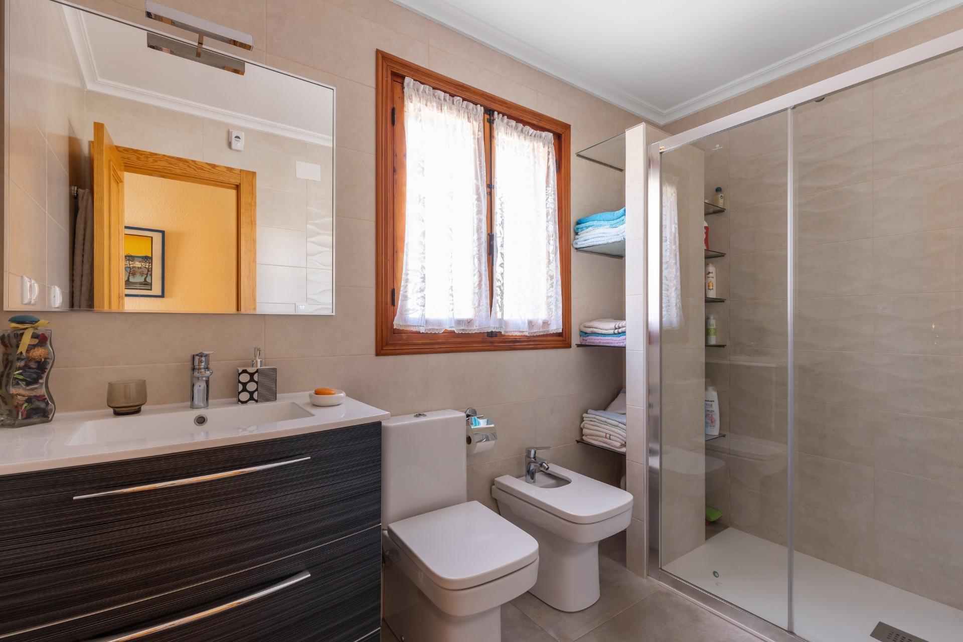 Objevte tuto okouzlující rodinnou vilu nacházející se v oblasti Torreblanca v Torrevieji.