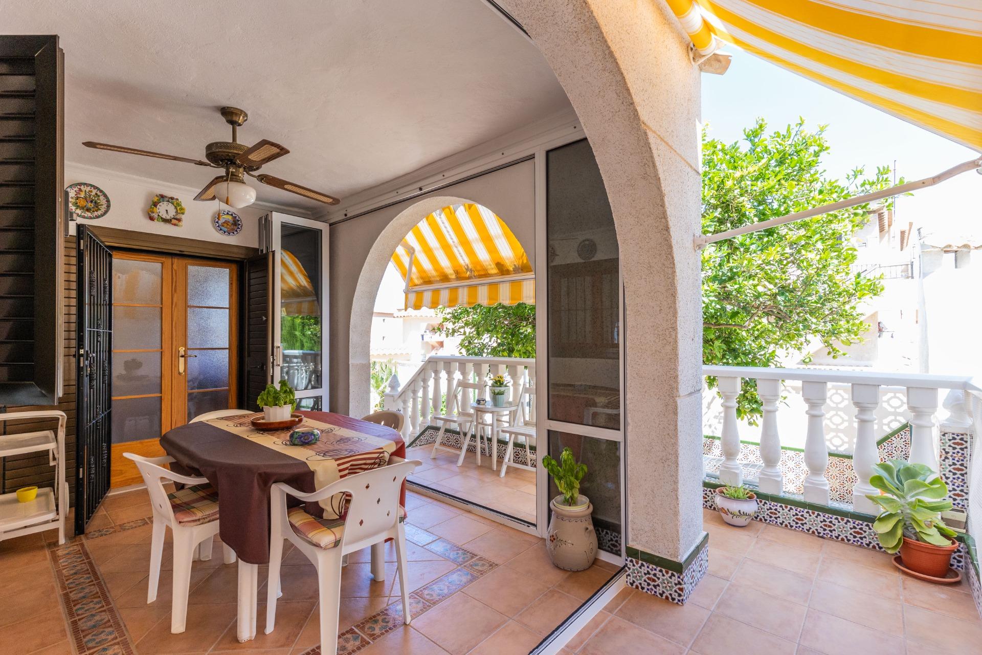 Objevte tuto okouzlující rodinnou vilu nacházející se v oblasti Torreblanca v Torrevieji.