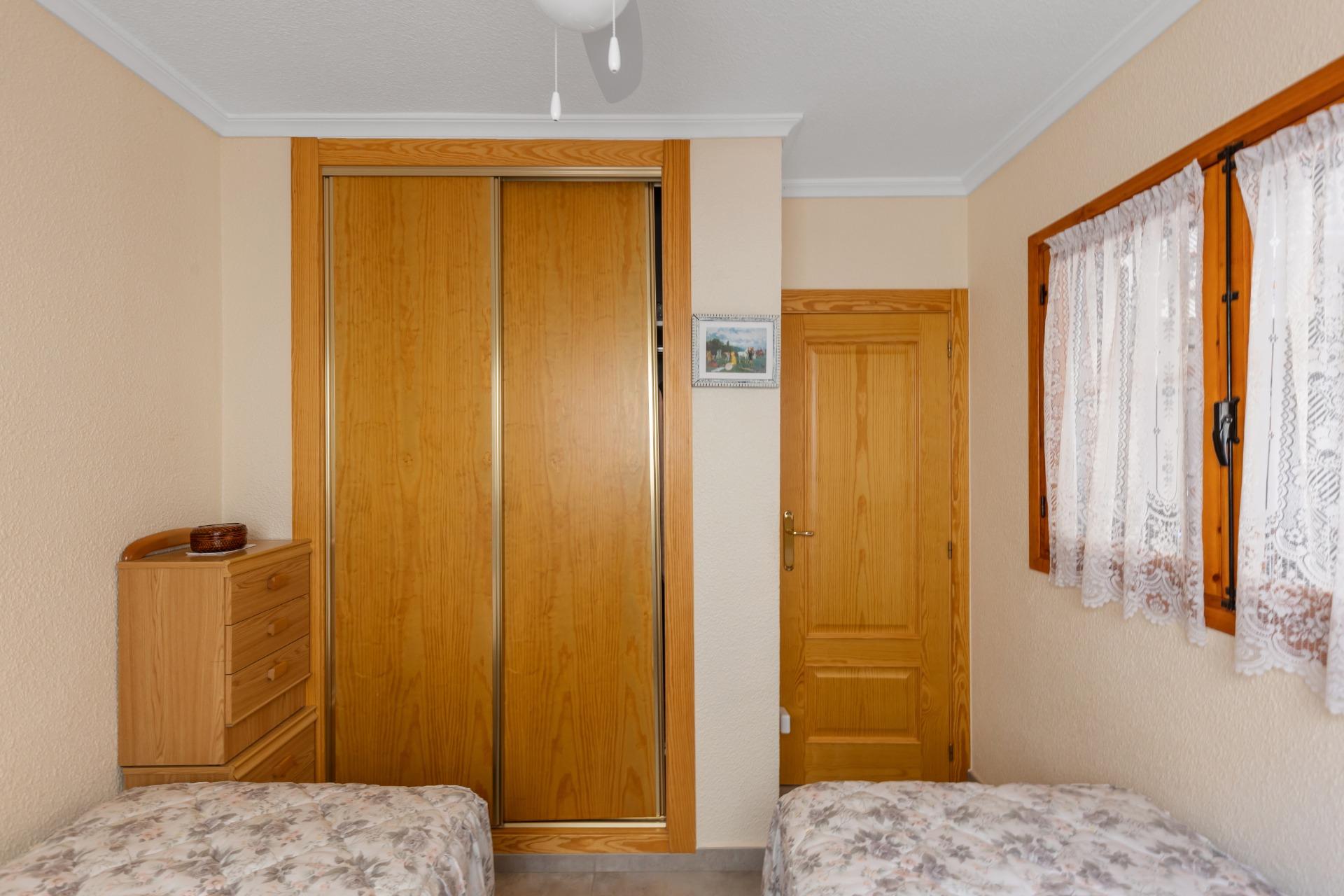 Objevte tuto okouzlující rodinnou vilu nacházející se v oblasti Torreblanca v Torrevieji.