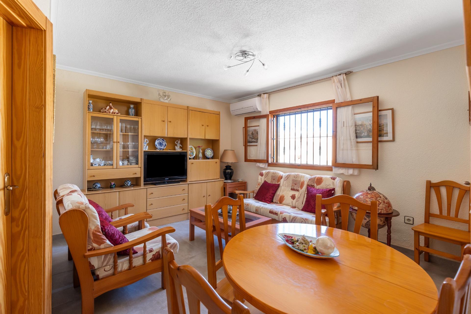 Objevte tuto okouzlující rodinnou vilu nacházející se v oblasti Torreblanca v Torrevieji.