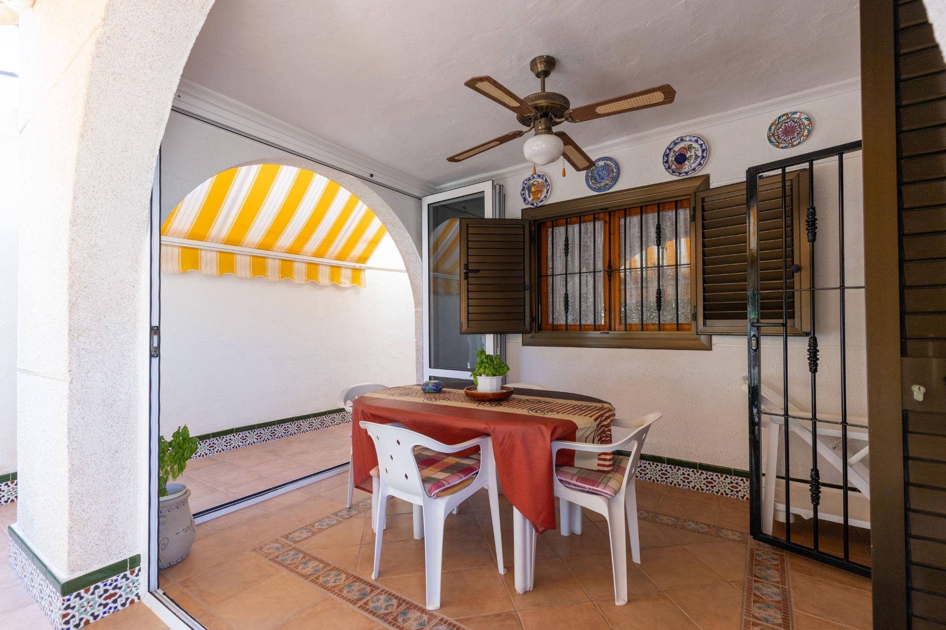 Objevte tuto okouzlující rodinnou vilu nacházející se v oblasti Torreblanca v Torrevieji.