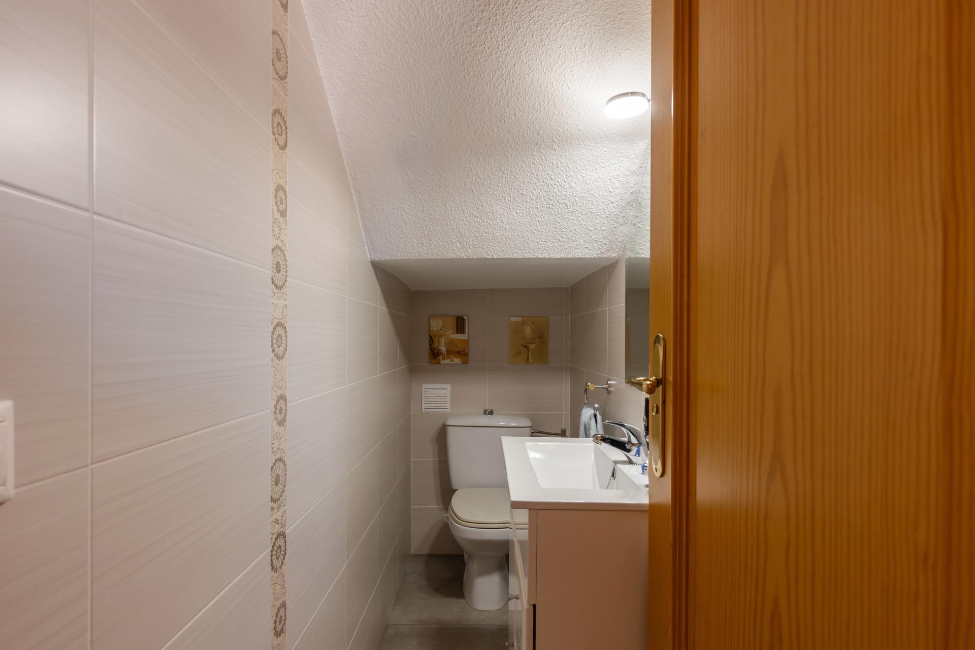 Objevte tuto okouzlující rodinnou vilu nacházející se v oblasti Torreblanca v Torrevieji.