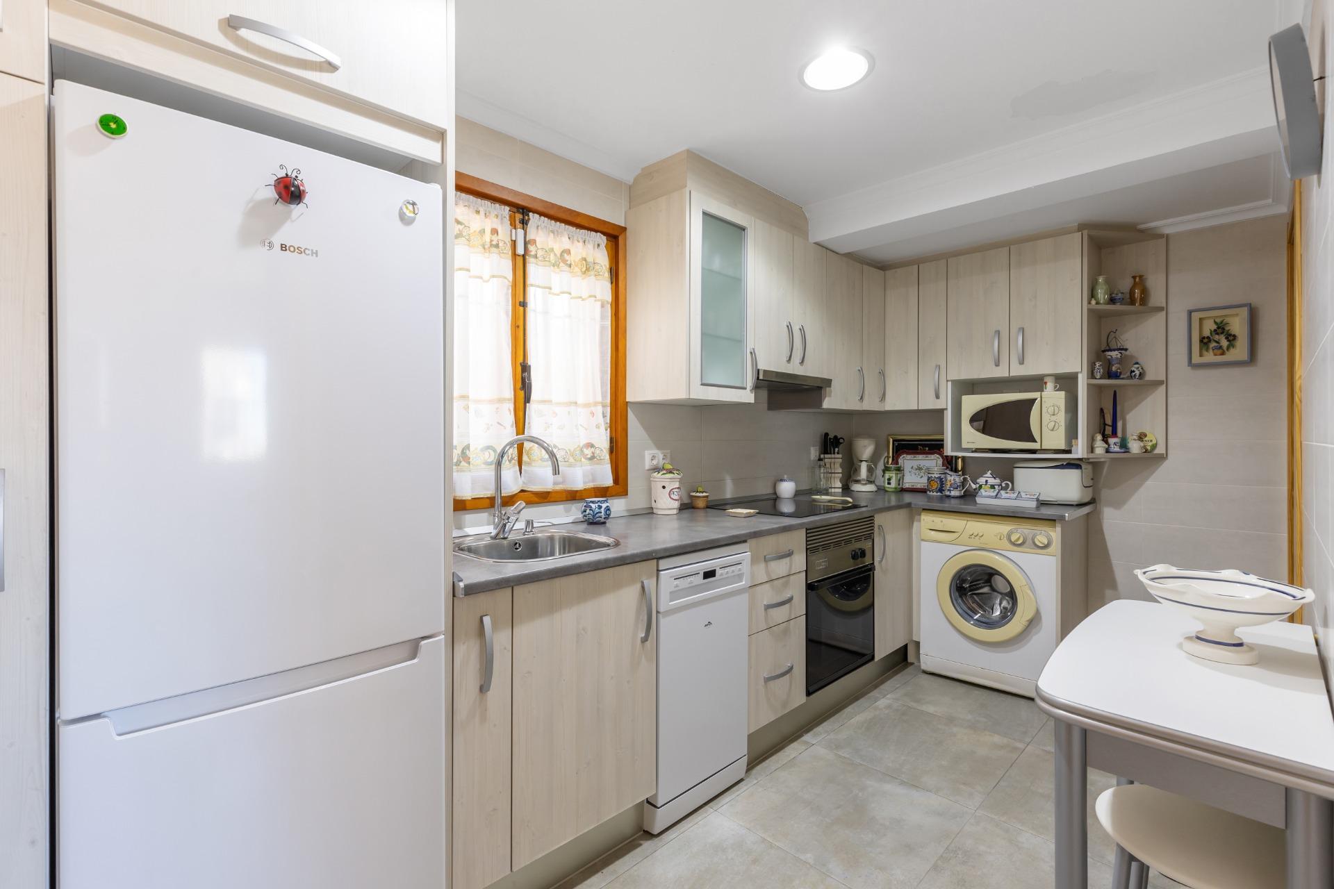 Objevte tuto okouzlující rodinnou vilu nacházející se v oblasti Torreblanca v Torrevieji.