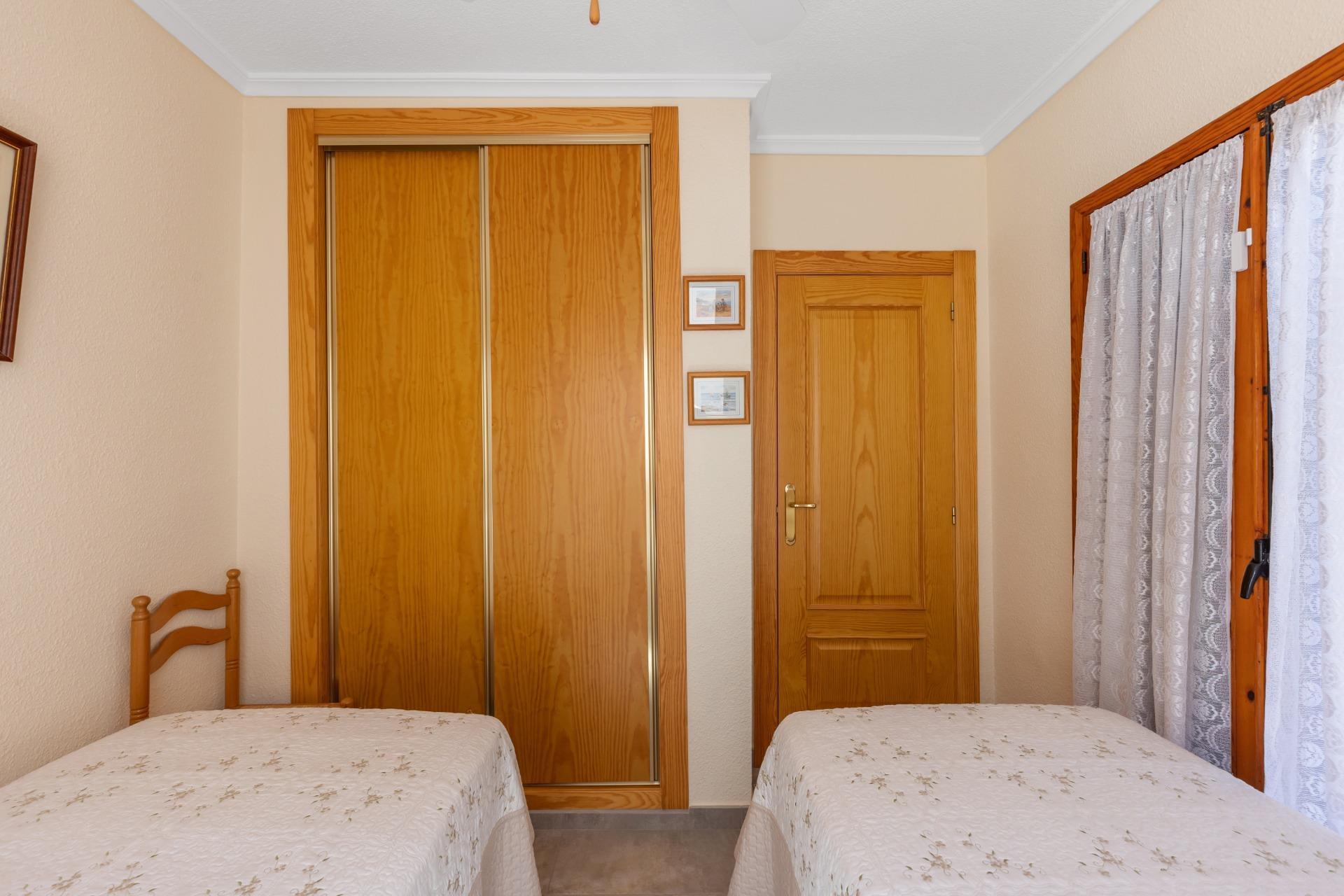 Objevte tuto okouzlující rodinnou vilu nacházející se v oblasti Torreblanca v Torrevieji.