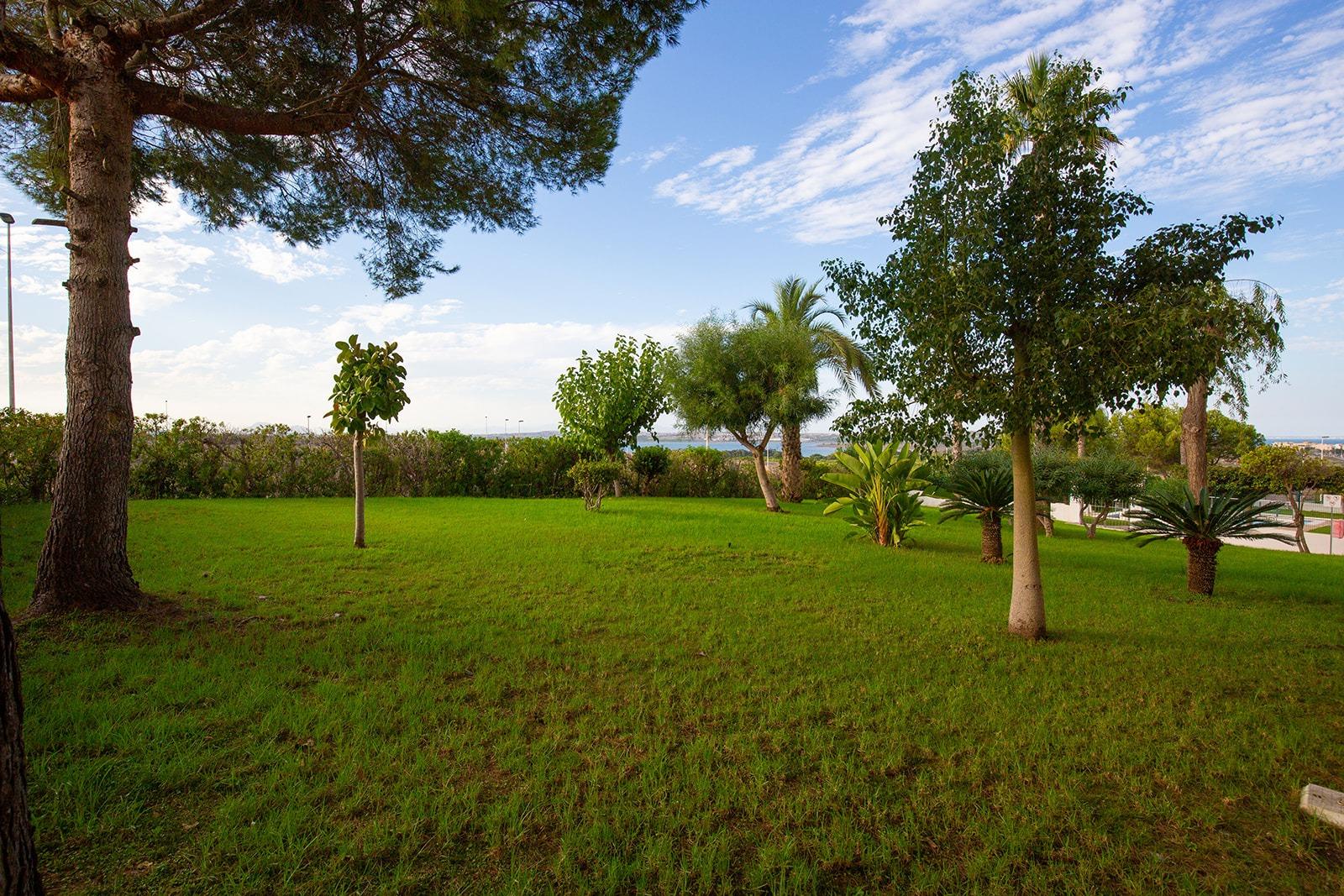 Apartamento con vistas a la laguna y al mar en Torrevieja – ideal como vivienda o inversión