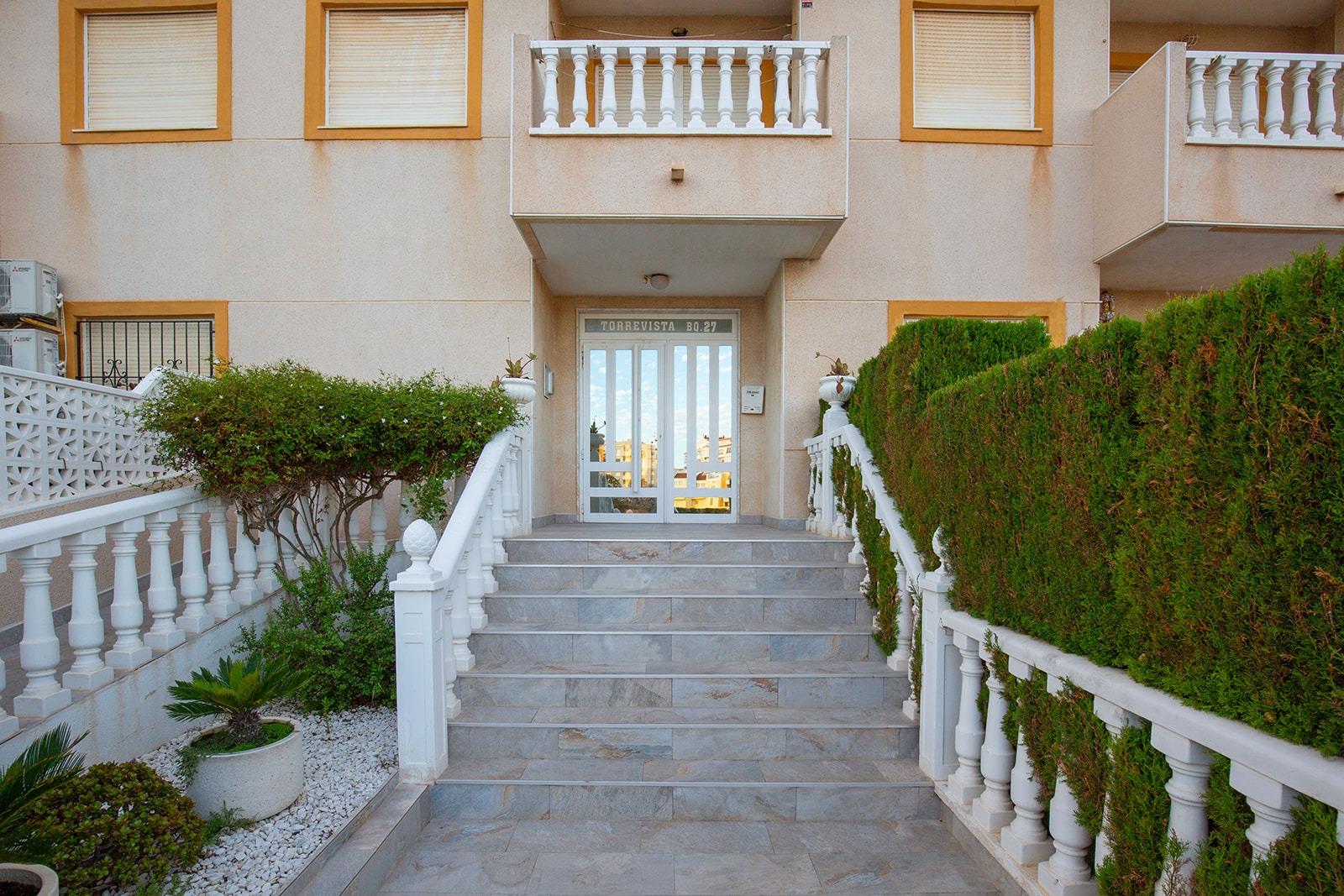 Apartamento con vistas a la laguna y al mar en Torrevieja – ideal como vivienda o inversión